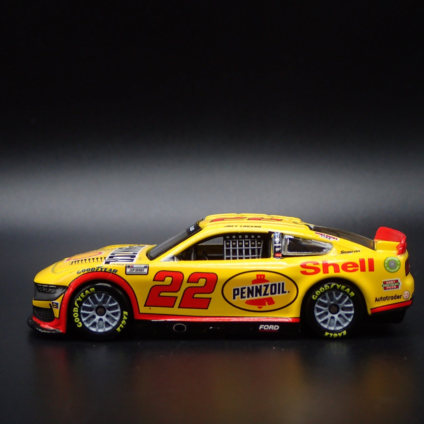 2024 24 FORD MUSTANG 22 JOEY LOGANO PENNZOIL NASCAR 1:64 SCALE DIECAST MODEL CAR