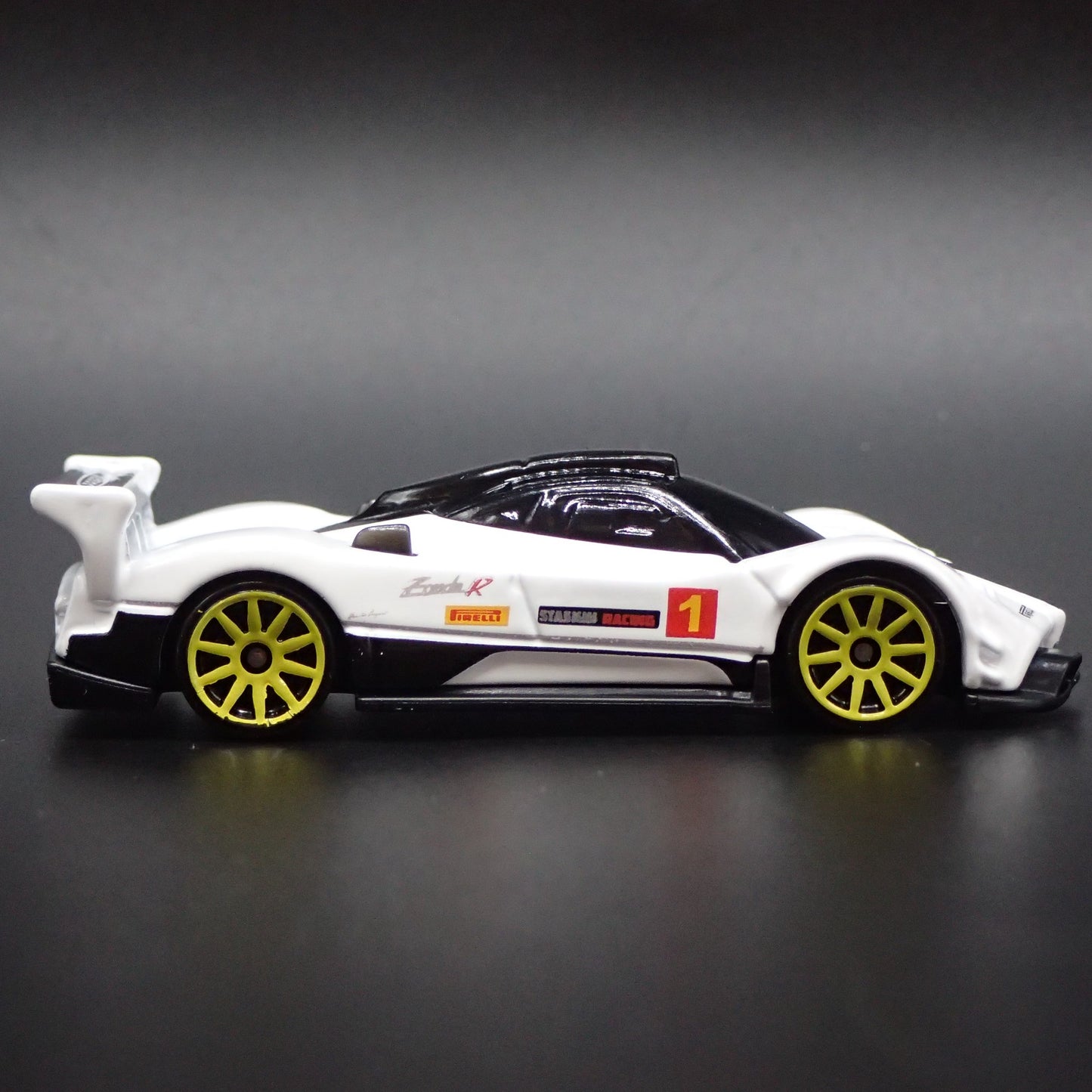 2009-2011 PAGANI ZONDA R SUPERCAR WHITE 1:64 SCALE DIORAMA DIECAST MODEL CAR