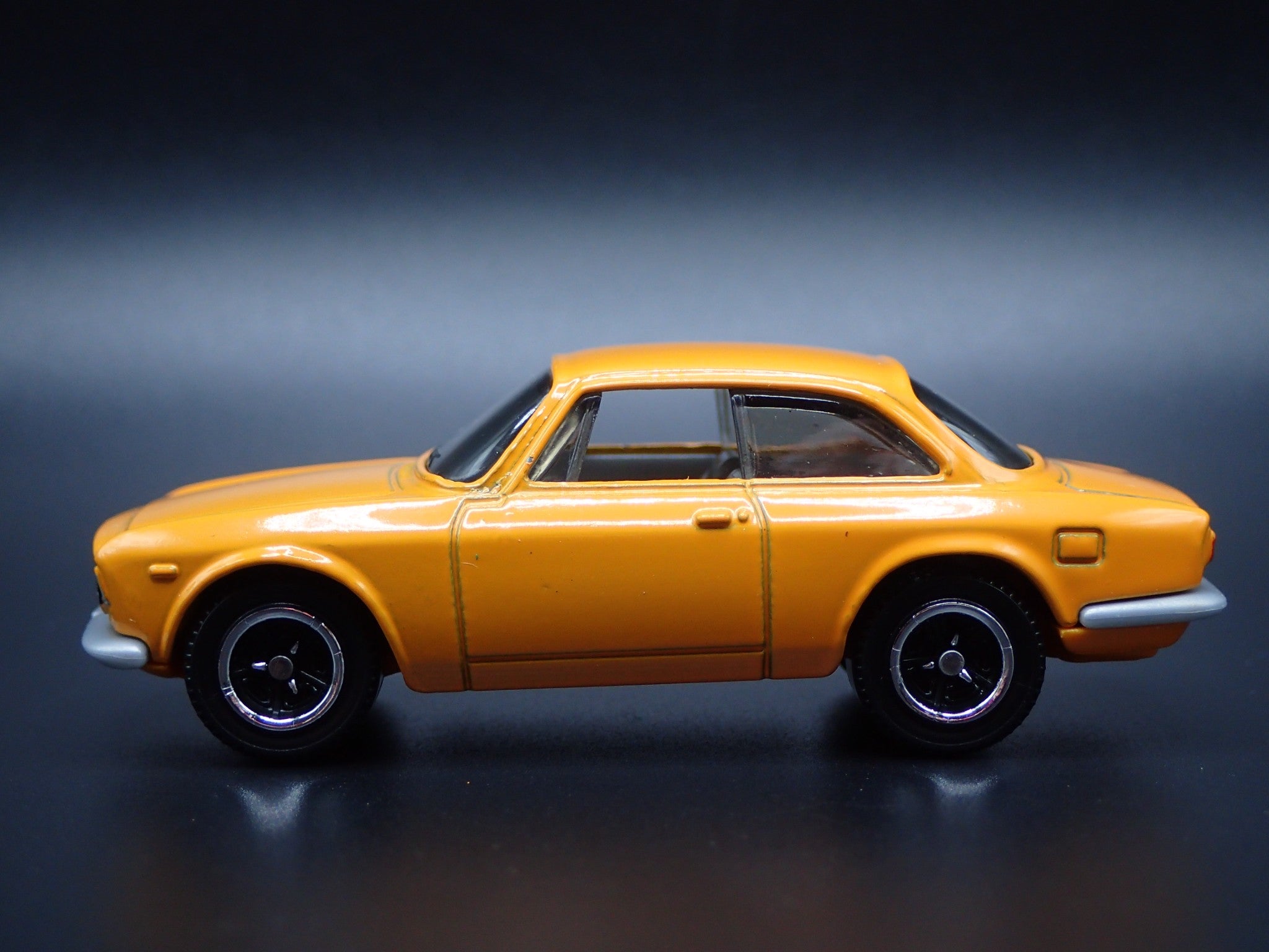 1965-1969 ALFA ROMEO GIULIA SPRINT GTA ORANGE RARE 1:64 SCALE