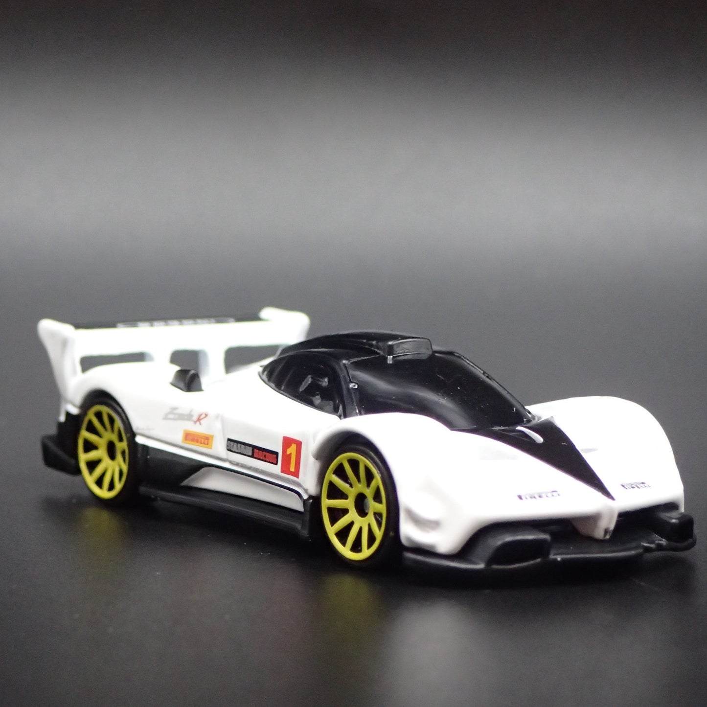 2009-2011 PAGANI ZONDA R SUPERCAR WHITE 1:64 SCALE DIORAMA DIECAST MODEL CAR