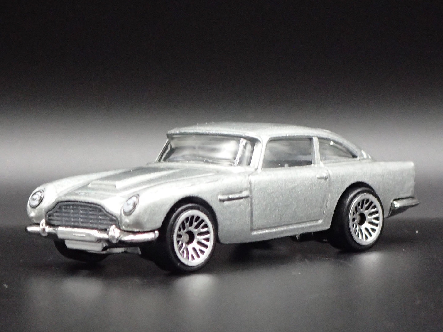 1963-1965 ASTON MARTIN DB5 SILVER 1/64 SCALE COLLECTIBLE DIECAST MODEL CAR