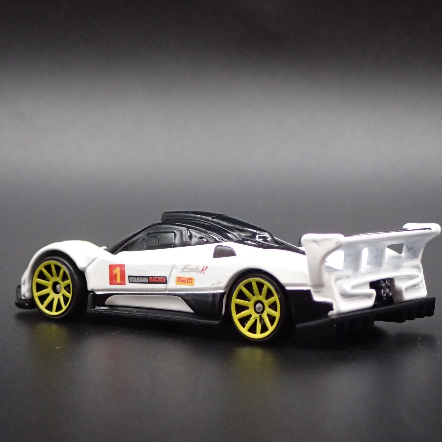 2009-2011 PAGANI ZONDA R SUPERCAR WHITE 1:64 SCALE DIORAMA DIECAST MODEL CAR