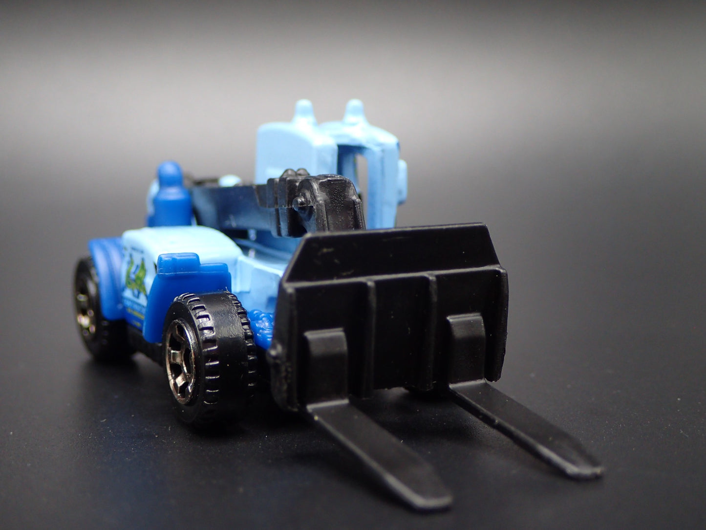 CONSTRUCTION FORKLIFT BLUE 1:64 MB SCALE COLLECTIBLE DIORAMA DIECAST MODEL CAR