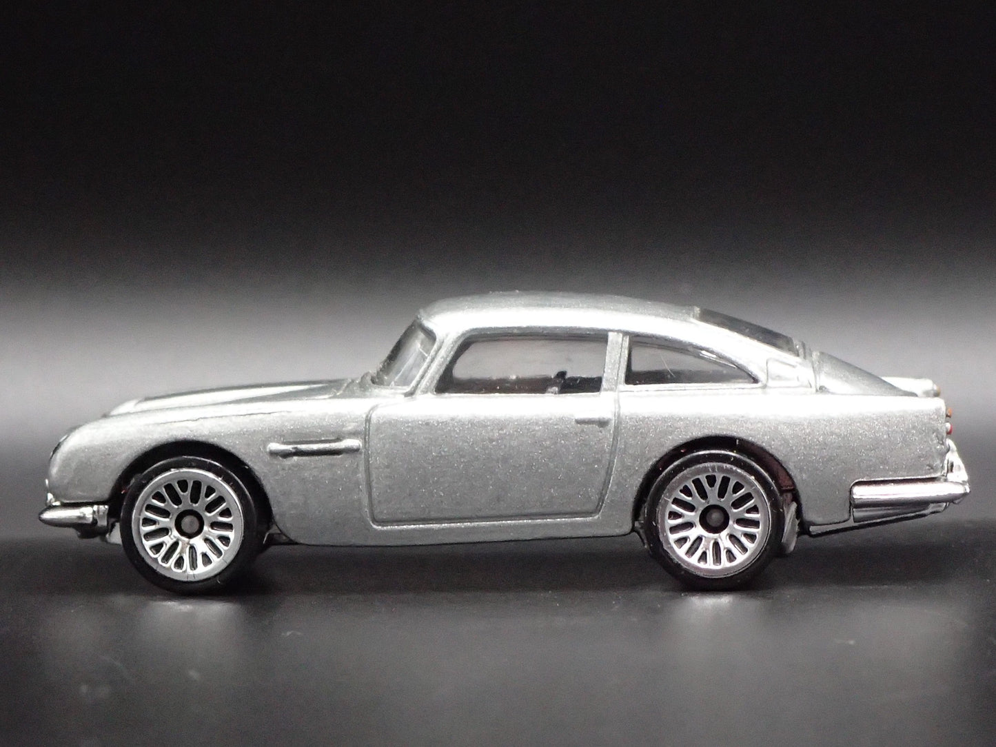 1963-1965 ASTON MARTIN DB5 SILVER 1/64 SCALE COLLECTIBLE DIECAST MODEL CAR