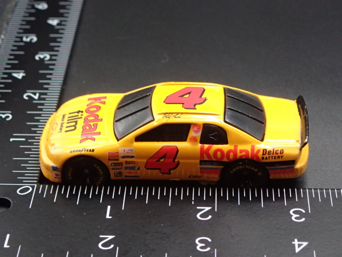 1995 CHEVROLET MONTE CARLO 4 STERLING MARLIN NASCAR 1:64 SCALE DIECAST MODEL CAR