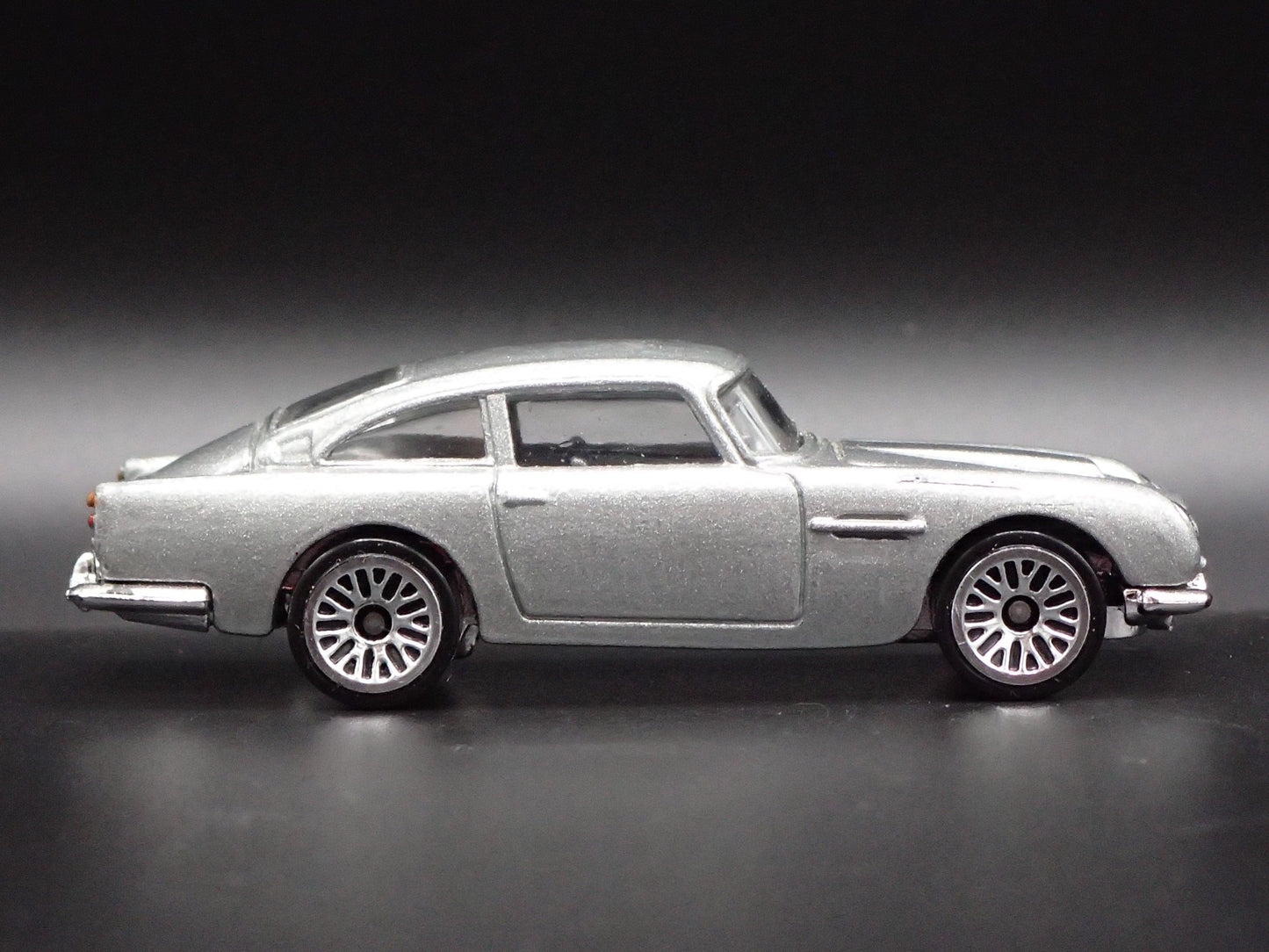 1963-1965 ASTON MARTIN DB5 SILVER 1/64 SCALE COLLECTIBLE DIECAST MODEL CAR