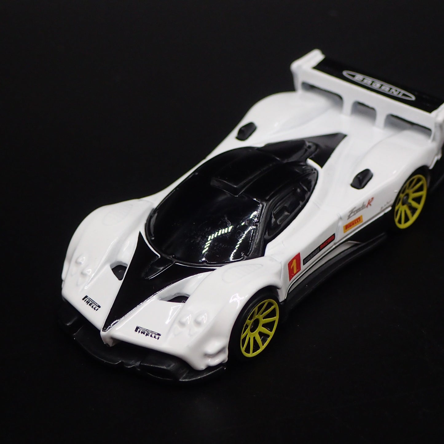 2009-2011 PAGANI ZONDA R SUPERCAR WHITE 1:64 SCALE DIORAMA DIECAST MODEL CAR