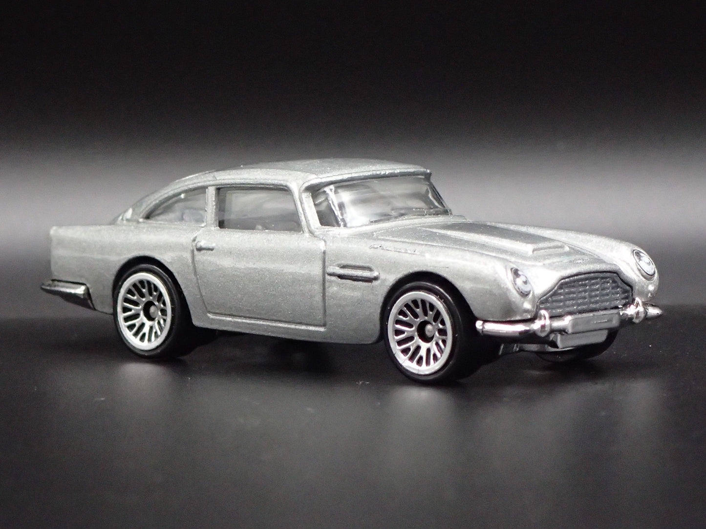 1963-1965 ASTON MARTIN DB5 SILVER 1/64 SCALE COLLECTIBLE DIECAST MODEL CAR