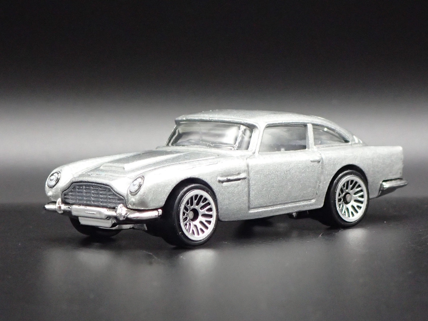 1963-1965 ASTON MARTIN DB5 SILVER 1/64 SCALE COLLECTIBLE DIECAST MODEL CAR