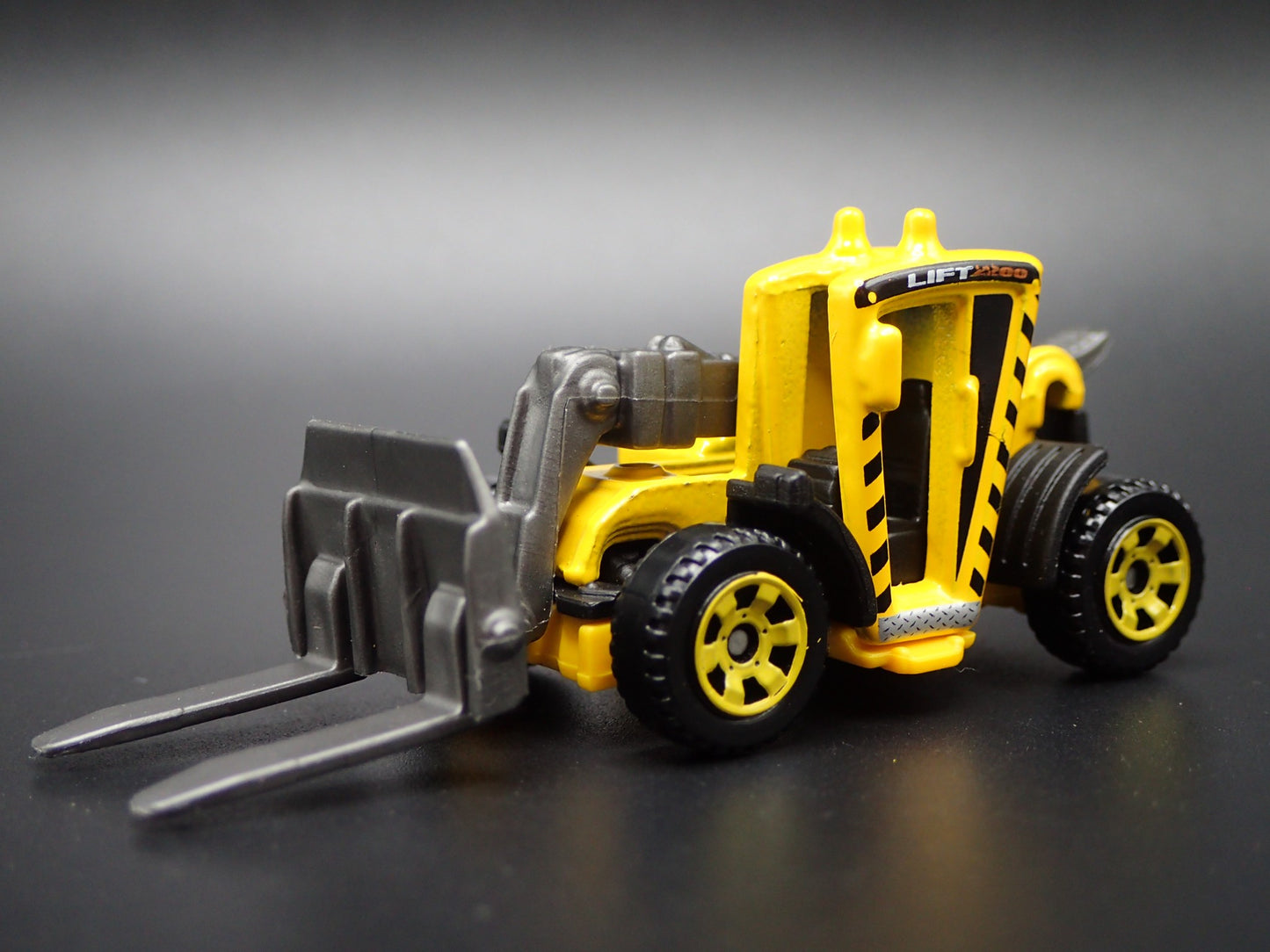 CONSTRUCTION FORKLIFT YELLOW 1:64 MB SCALE COLLECTIBLE DIORAMA DIECAST MODEL CAR