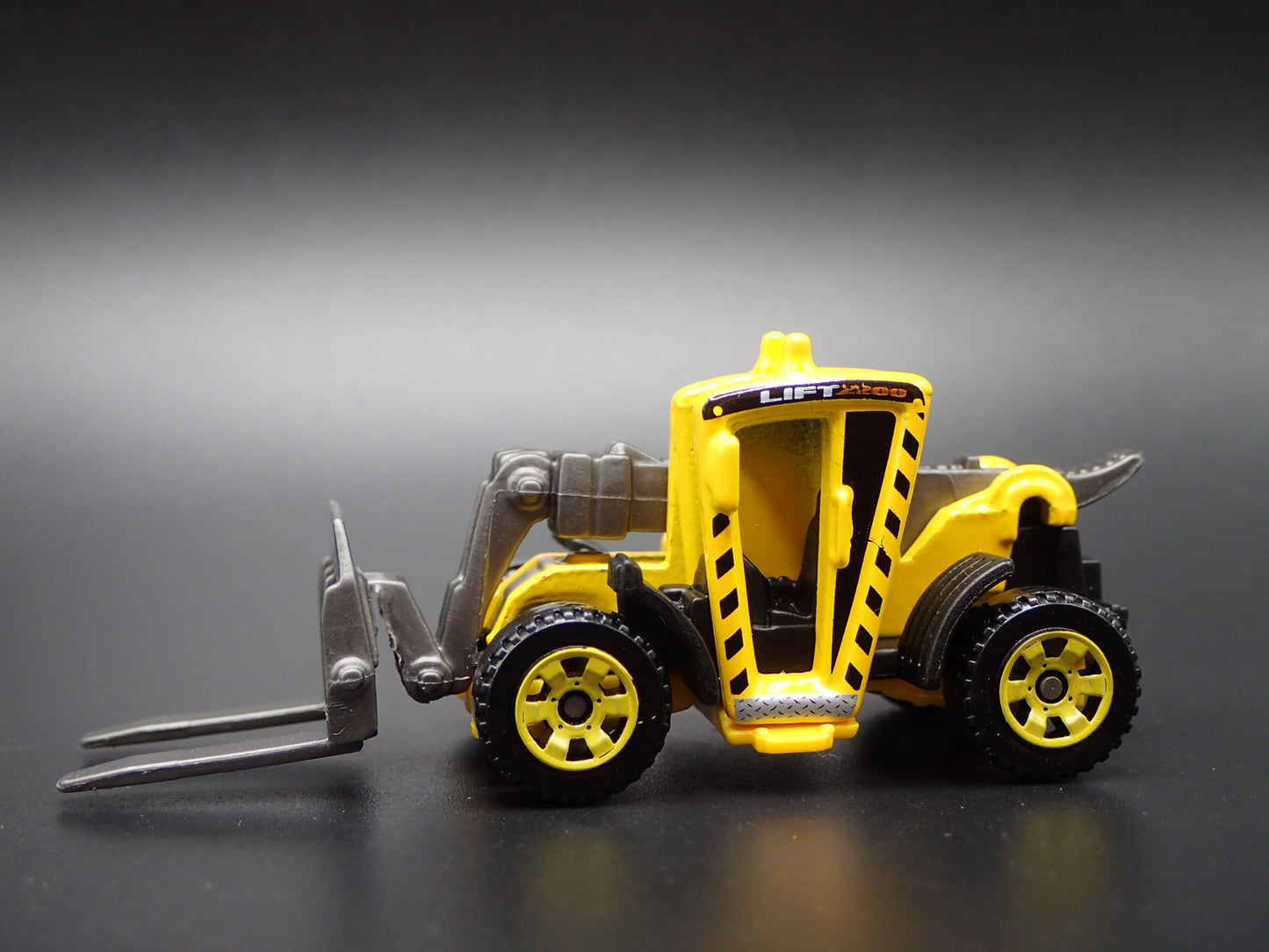 CONSTRUCTION FORKLIFT YELLOW 1:64 MB SCALE COLLECTIBLE DIORAMA DIECAST MODEL CAR