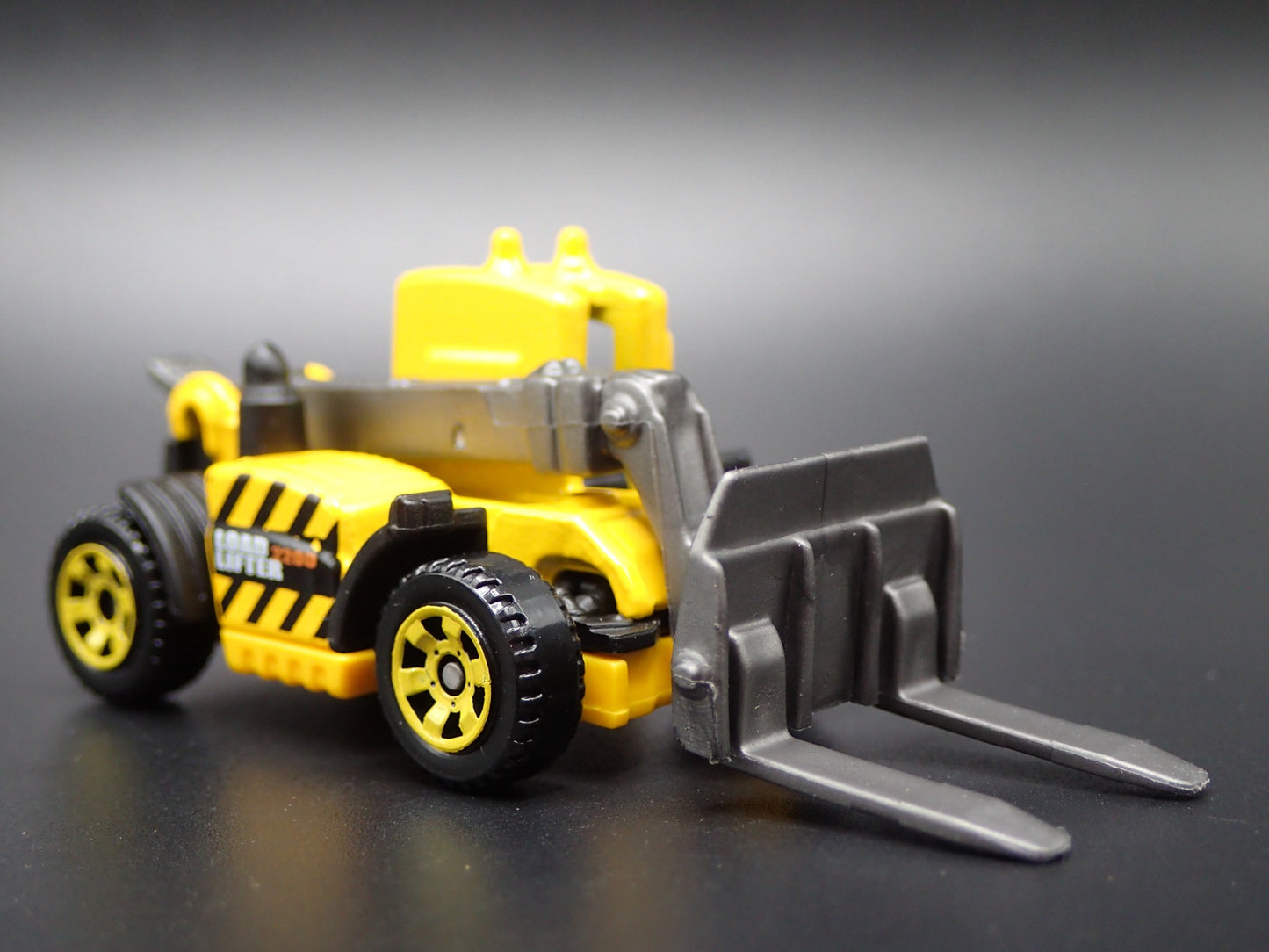 CONSTRUCTION FORKLIFT YELLOW 1:64 MB SCALE COLLECTIBLE DIORAMA DIECAST MODEL CAR