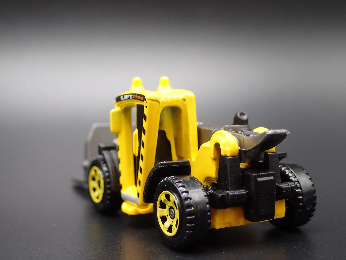 CONSTRUCTION FORKLIFT YELLOW 1:64 MB SCALE COLLECTIBLE DIORAMA DIECAST MODEL CAR