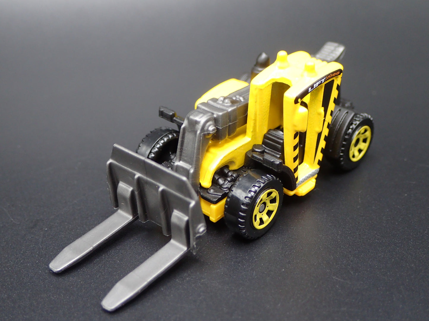 CONSTRUCTION FORKLIFT YELLOW 1:64 MB SCALE COLLECTIBLE DIORAMA DIECAST MODEL CAR