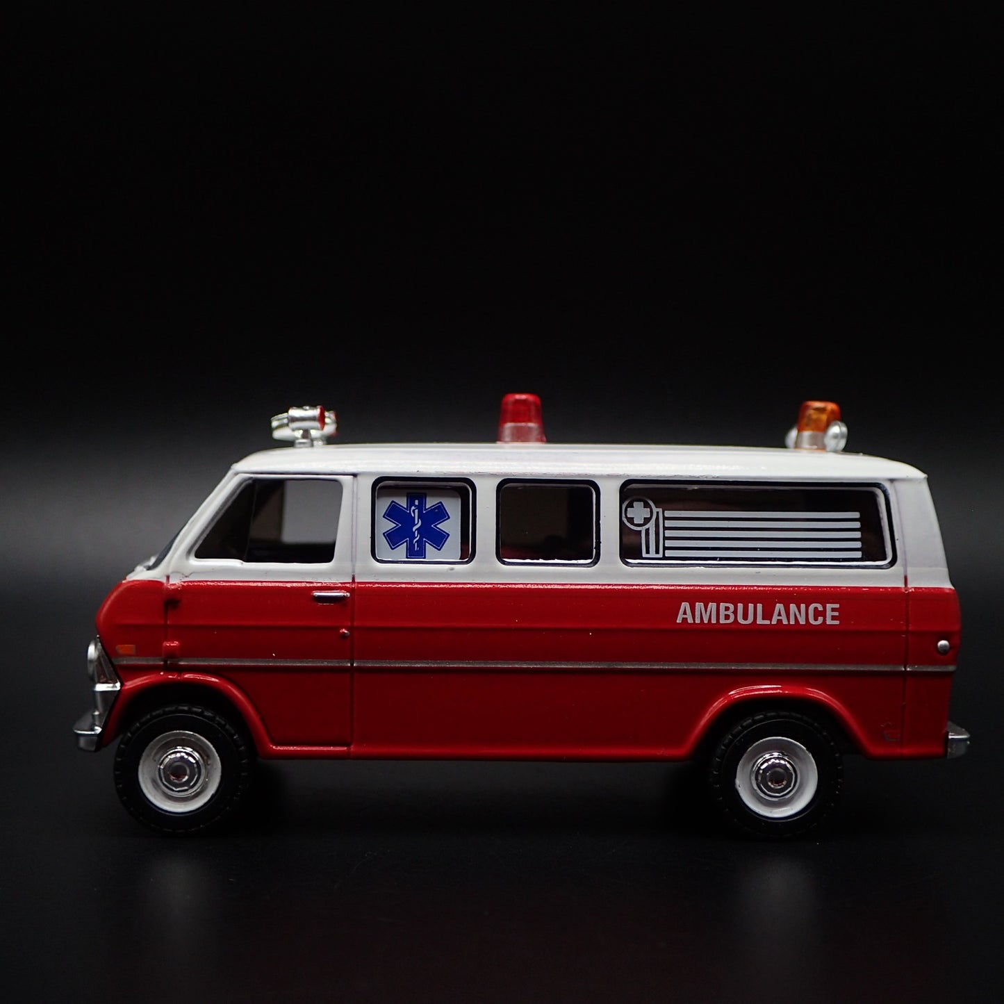 1970 70 FORD CLUB WAGON VAN AMBULANCE 1:64 SCALE COLLECTIBLE DIECAST MODEL CAR