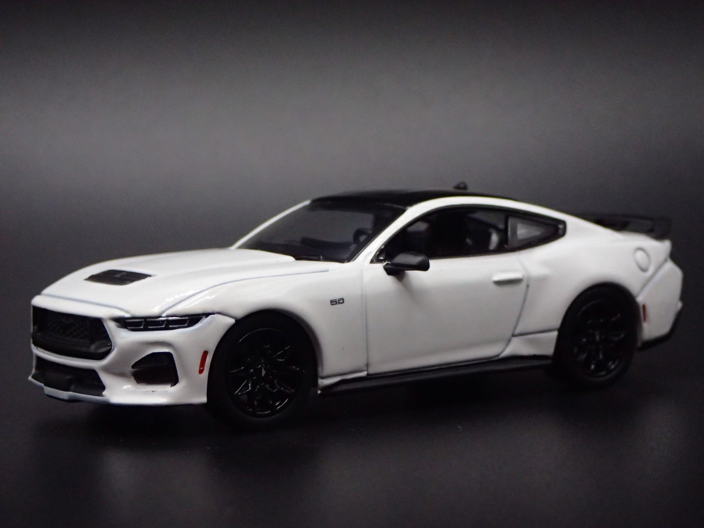2024-2025 FORD MUSTANG GT COUPE WHITE 1:64 SCALE DIORAMA DIECAST MODEL CAR