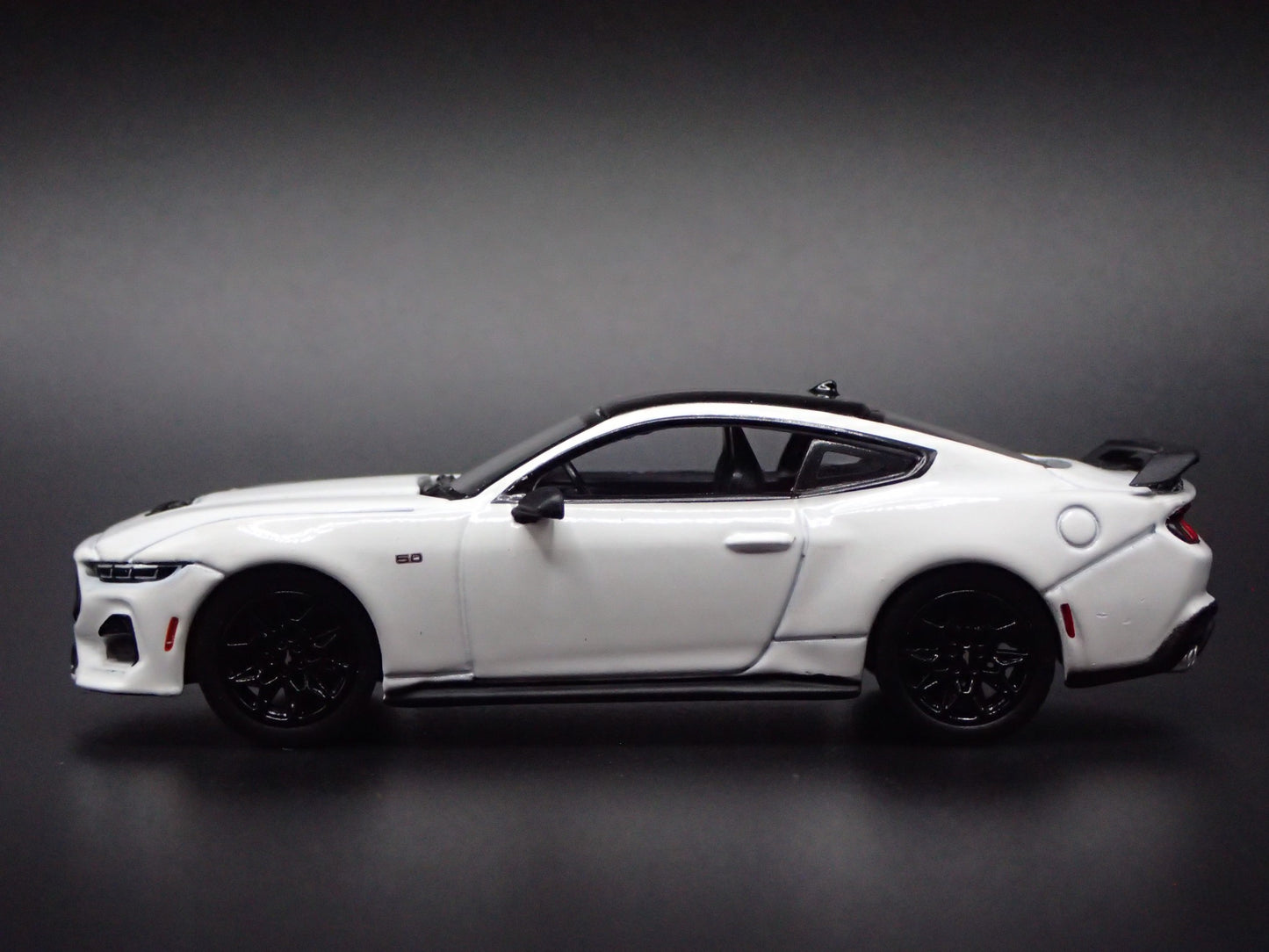 2024-2025 FORD MUSTANG GT COUPE WHITE 1:64 SCALE DIORAMA DIECAST MODEL CAR