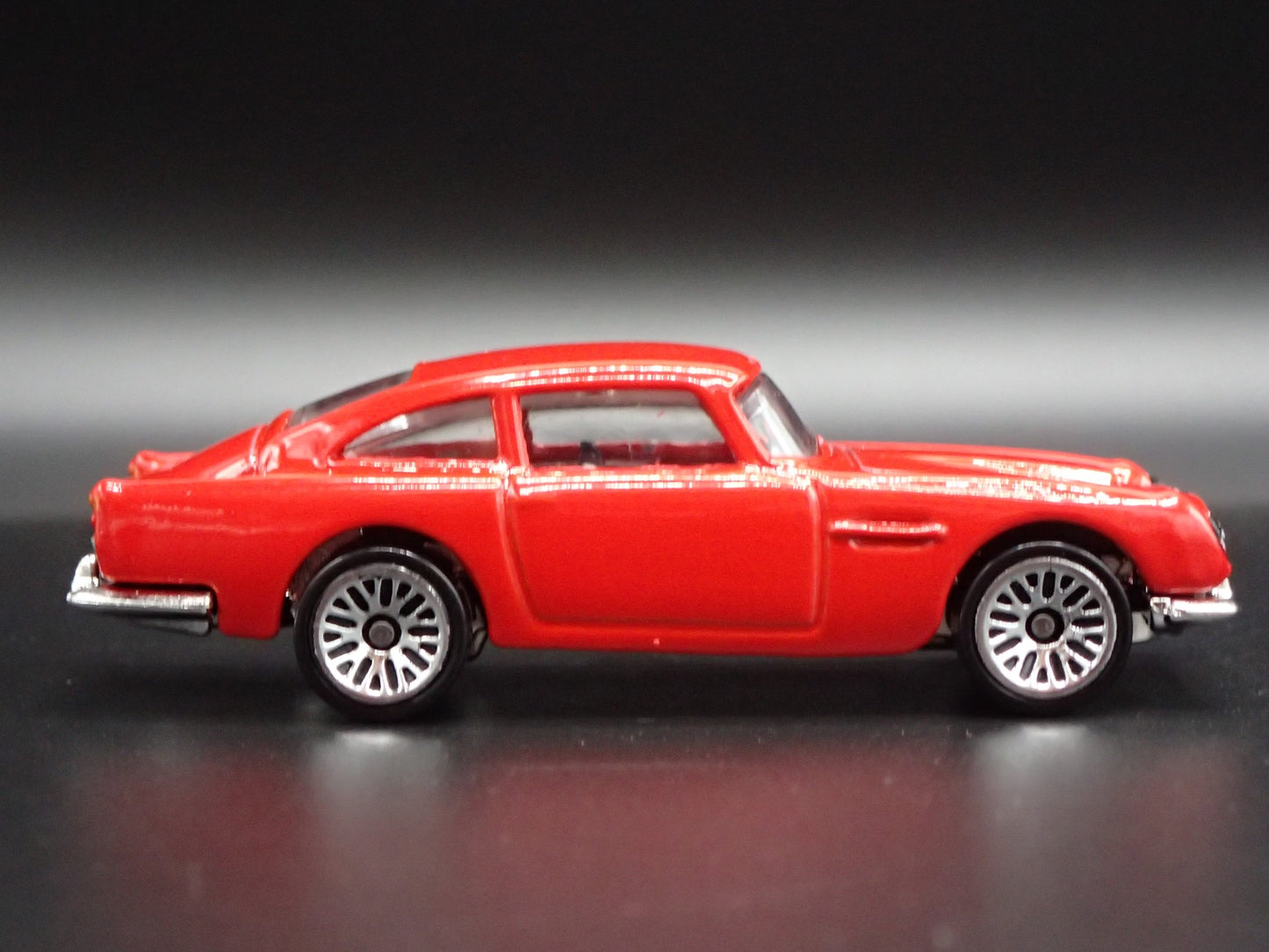 1963-1965 ASTON MARTIN DB5 RED 1/64 SCALE COLLECTIBLE DIORAMA DIECAST MODEL CAR