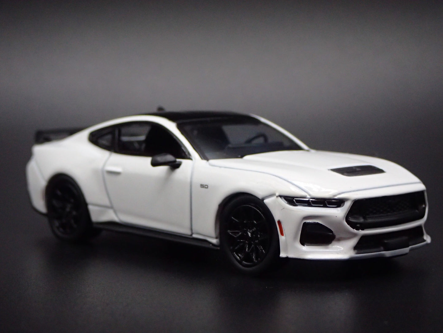 2024-2025 FORD MUSTANG GT COUPE WHITE 1:64 SCALE DIORAMA DIECAST MODEL CAR