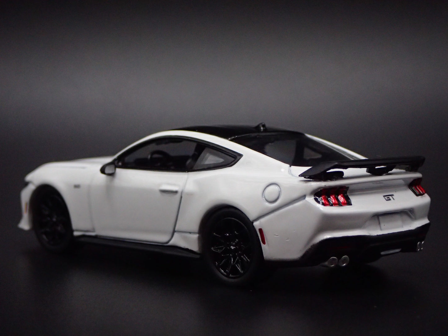 2024-2025 FORD MUSTANG GT COUPE WHITE 1:64 SCALE DIORAMA DIECAST MODEL CAR