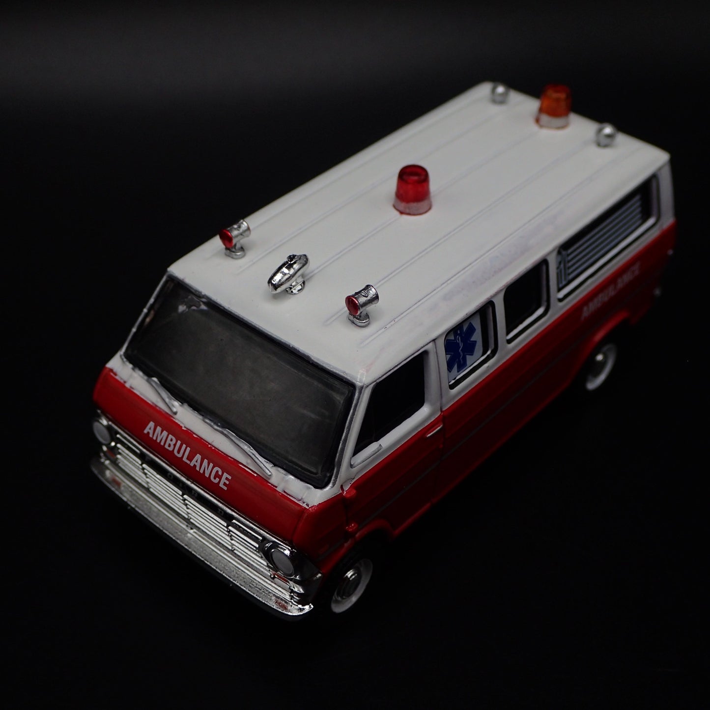1970 70 FORD CLUB WAGON VAN AMBULANCE 1:64 SCALE COLLECTIBLE DIECAST MODEL CAR