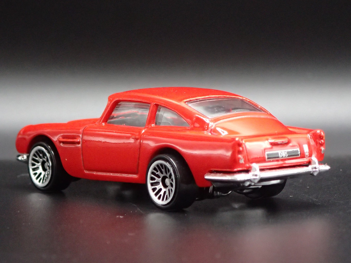 1963-1965 ASTON MARTIN DB5 RED 1/64 SCALE COLLECTIBLE DIORAMA DIECAST MODEL CAR