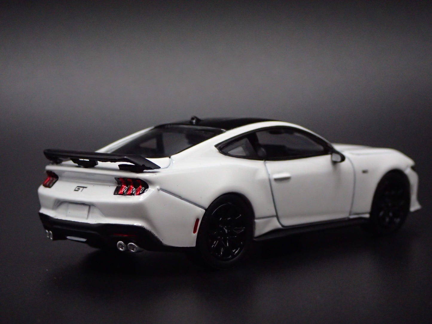2024-2025 FORD MUSTANG GT COUPE WHITE 1:64 SCALE DIORAMA DIECAST MODEL CAR