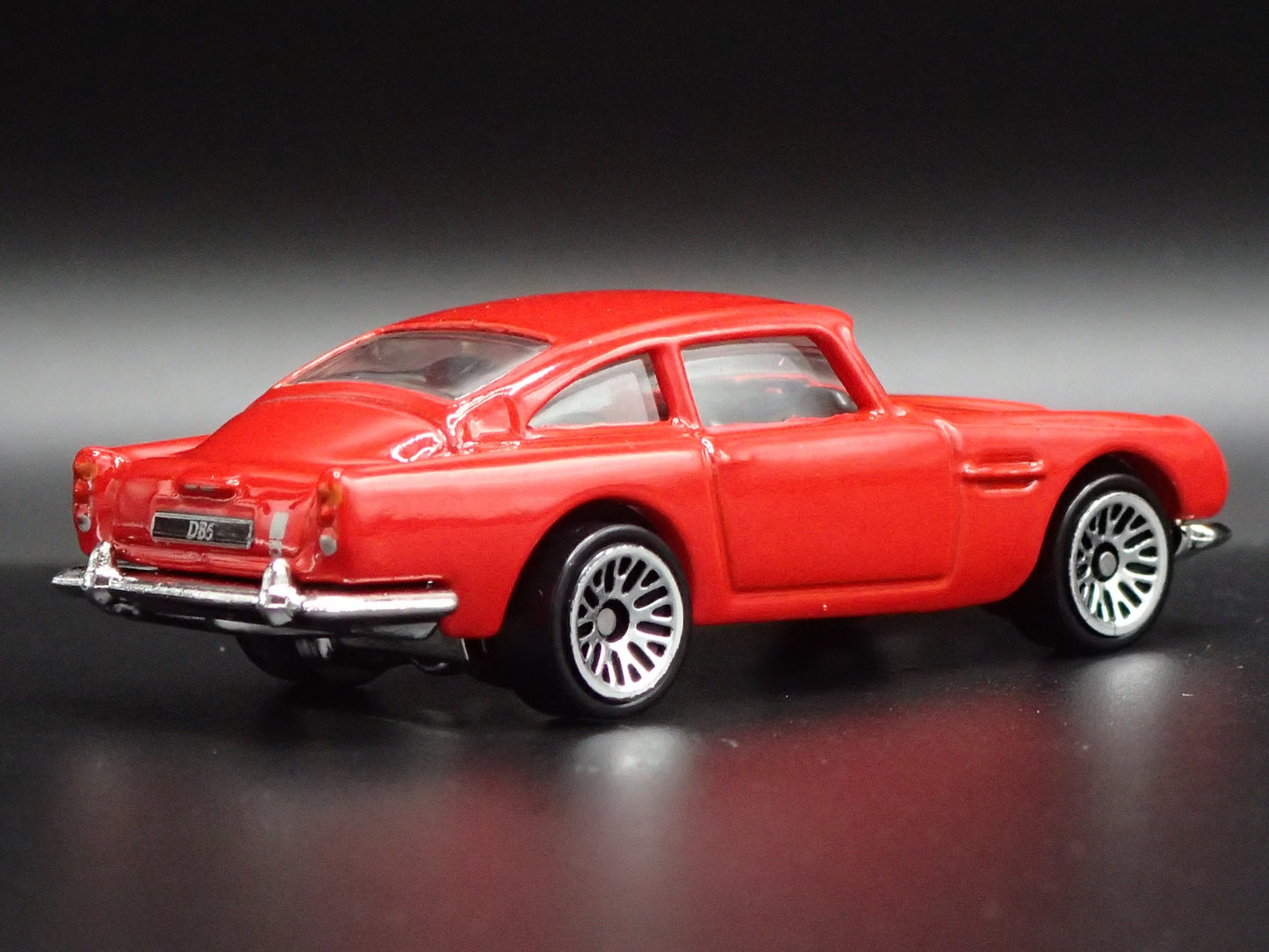 1963-1965 ASTON MARTIN DB5 RED 1/64 SCALE COLLECTIBLE DIORAMA DIECAST MODEL CAR