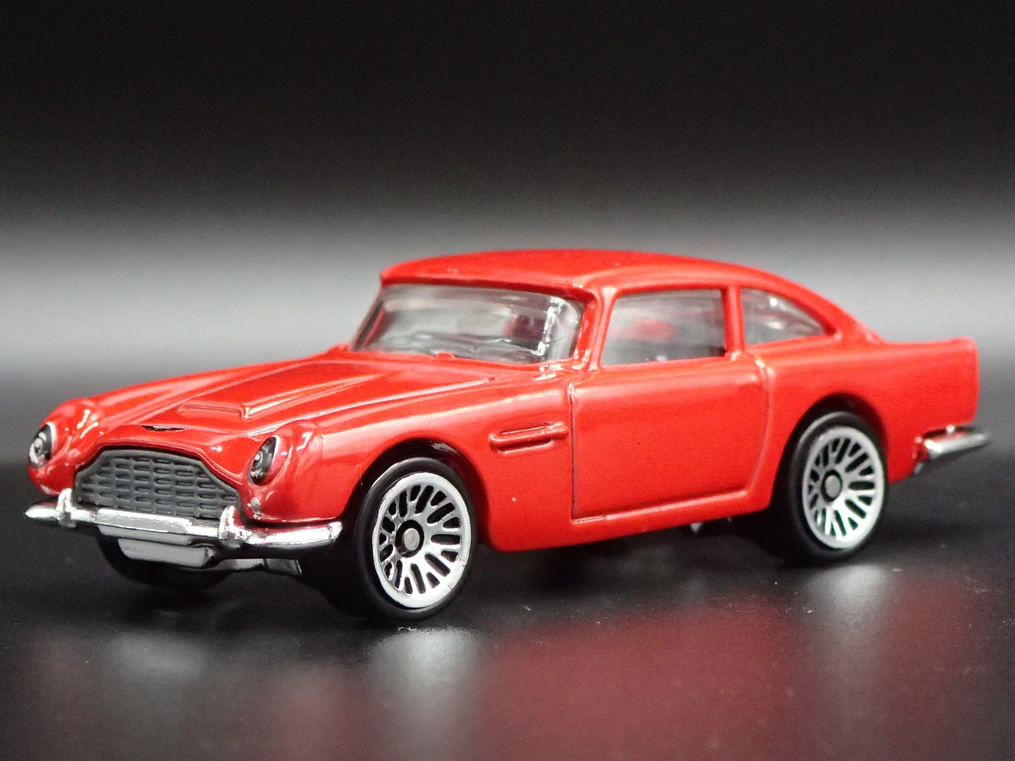 1963-1965 ASTON MARTIN DB5 RED 1/64 SCALE COLLECTIBLE DIORAMA DIECAST MODEL CAR