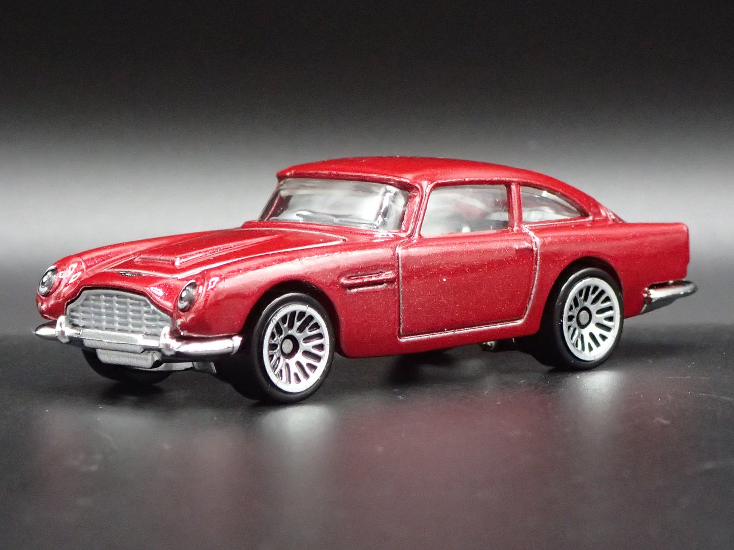 1963-1965 ASTON MARTIN DB5 1/64 SCALE COLLECTIBLE DIORAMA DIECAST MODEL CAR