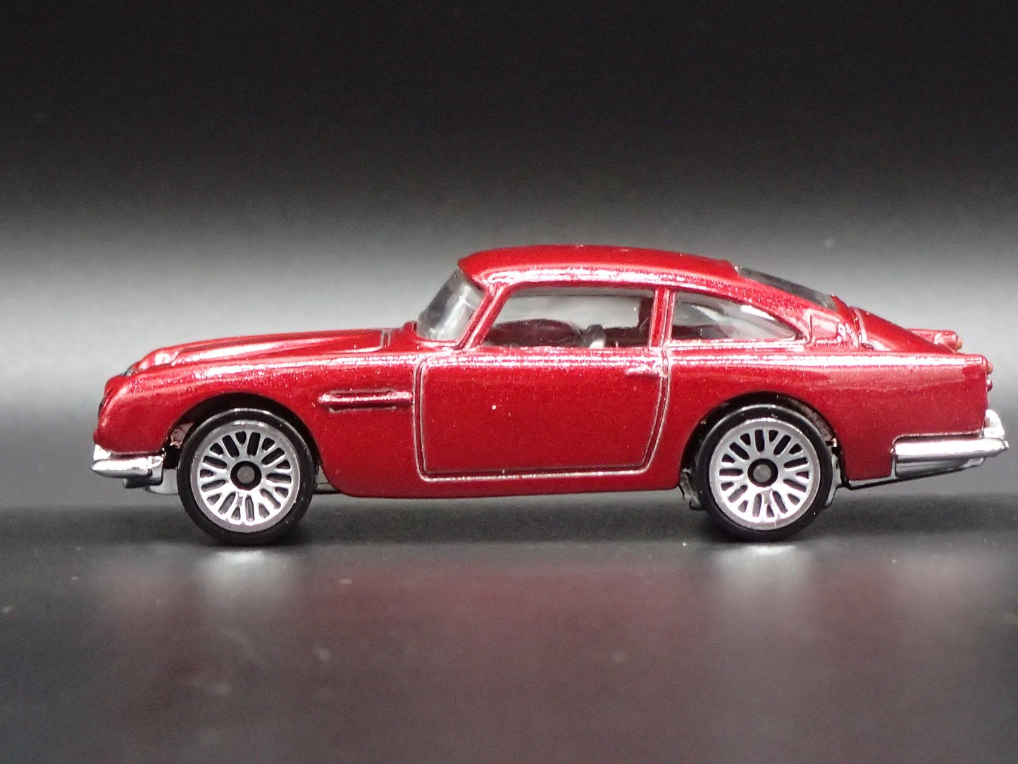 1963-1965 ASTON MARTIN DB5 1/64 SCALE COLLECTIBLE DIORAMA DIECAST MODEL CAR