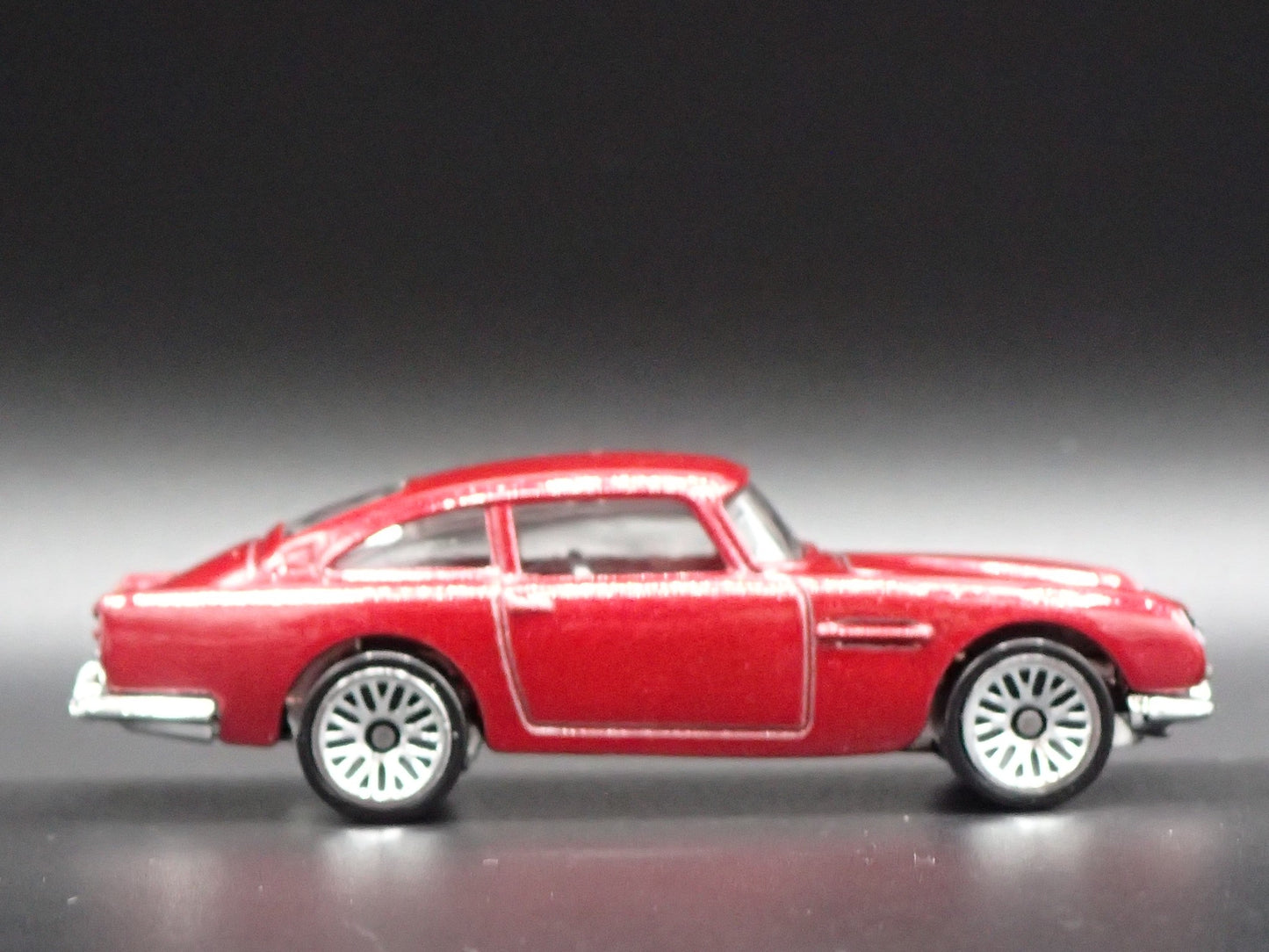 1963-1965 ASTON MARTIN DB5 1/64 SCALE COLLECTIBLE DIORAMA DIECAST MODEL CAR