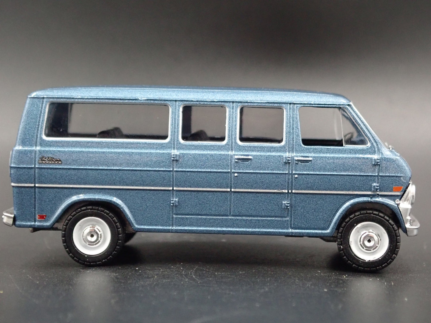 1969 69 FORD CLUB WAGON VAN SHUTTLE GLOBAL AIRLINES 1:64 SCALE DIECAST MODEL CAR