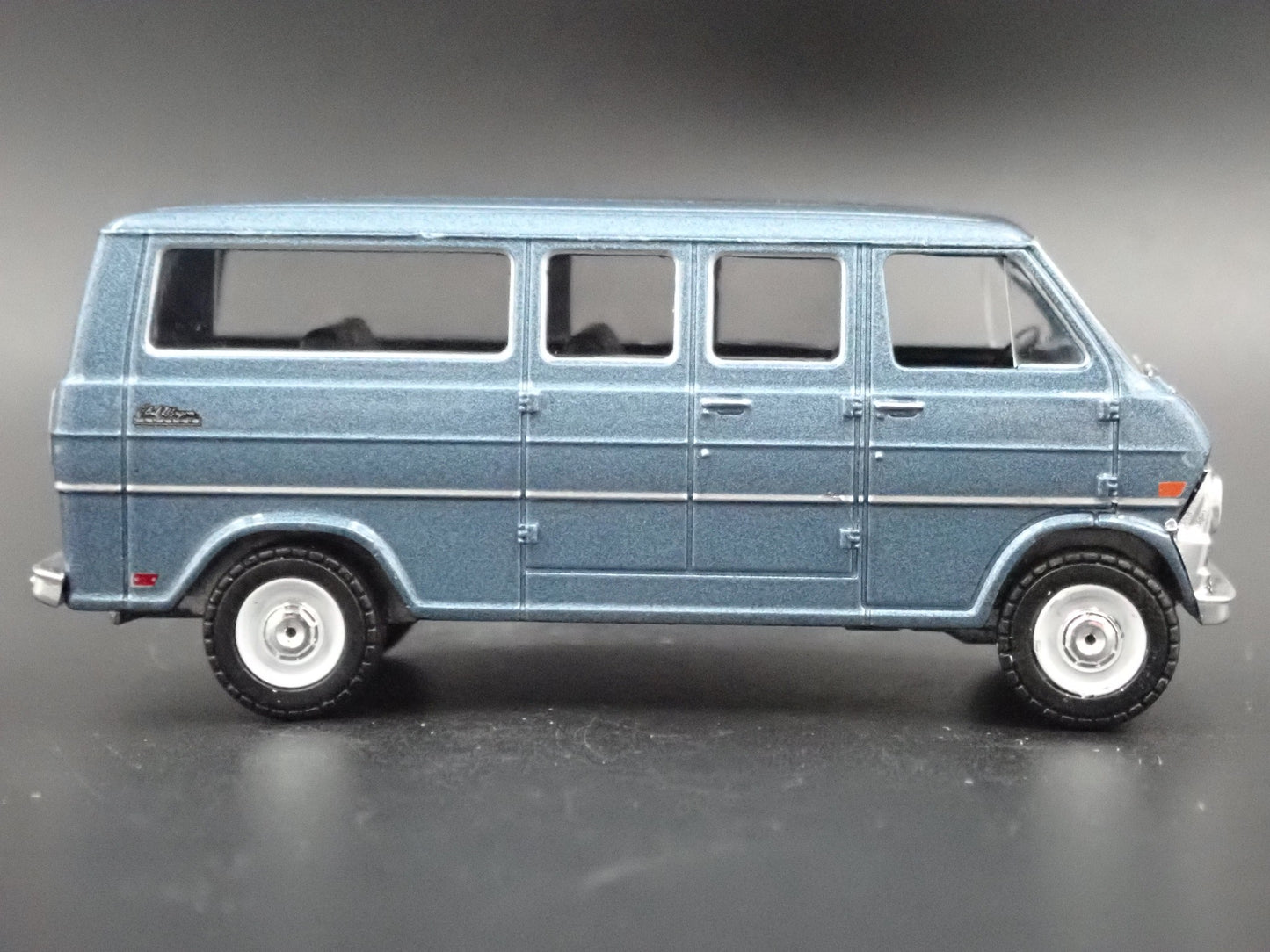 1969 69 FORD CLUB WAGON VAN SHUTTLE GLOBAL AIRLINES 1:64 SCALE DIECAST MODEL CAR