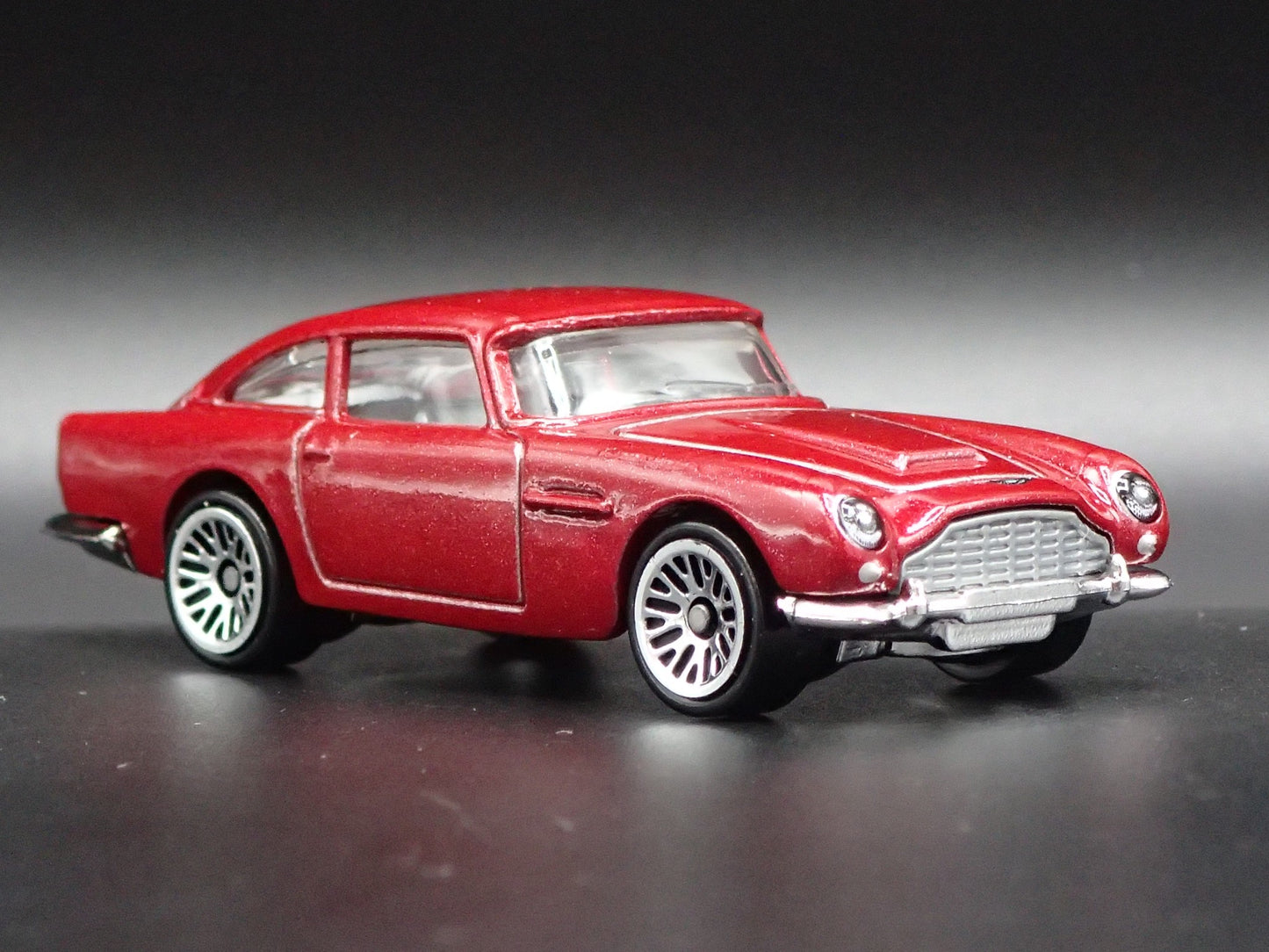 1963-1965 ASTON MARTIN DB5 1/64 SCALE COLLECTIBLE DIORAMA DIECAST MODEL CAR