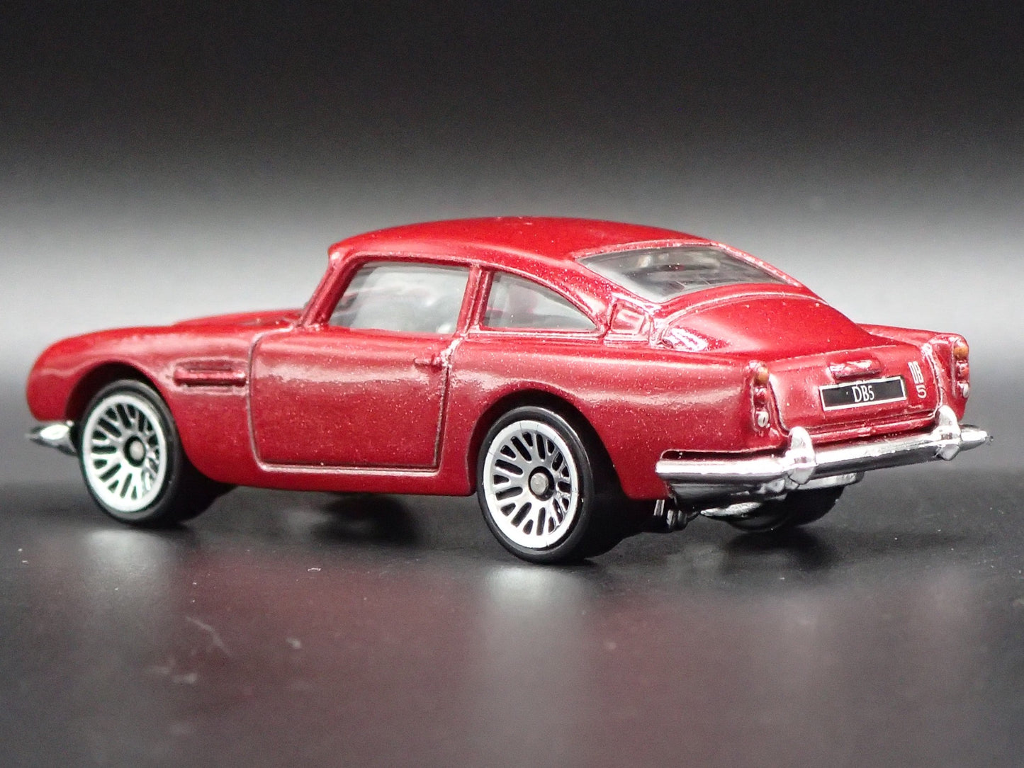 1963-1965 ASTON MARTIN DB5 1/64 SCALE COLLECTIBLE DIORAMA DIECAST MODEL CAR