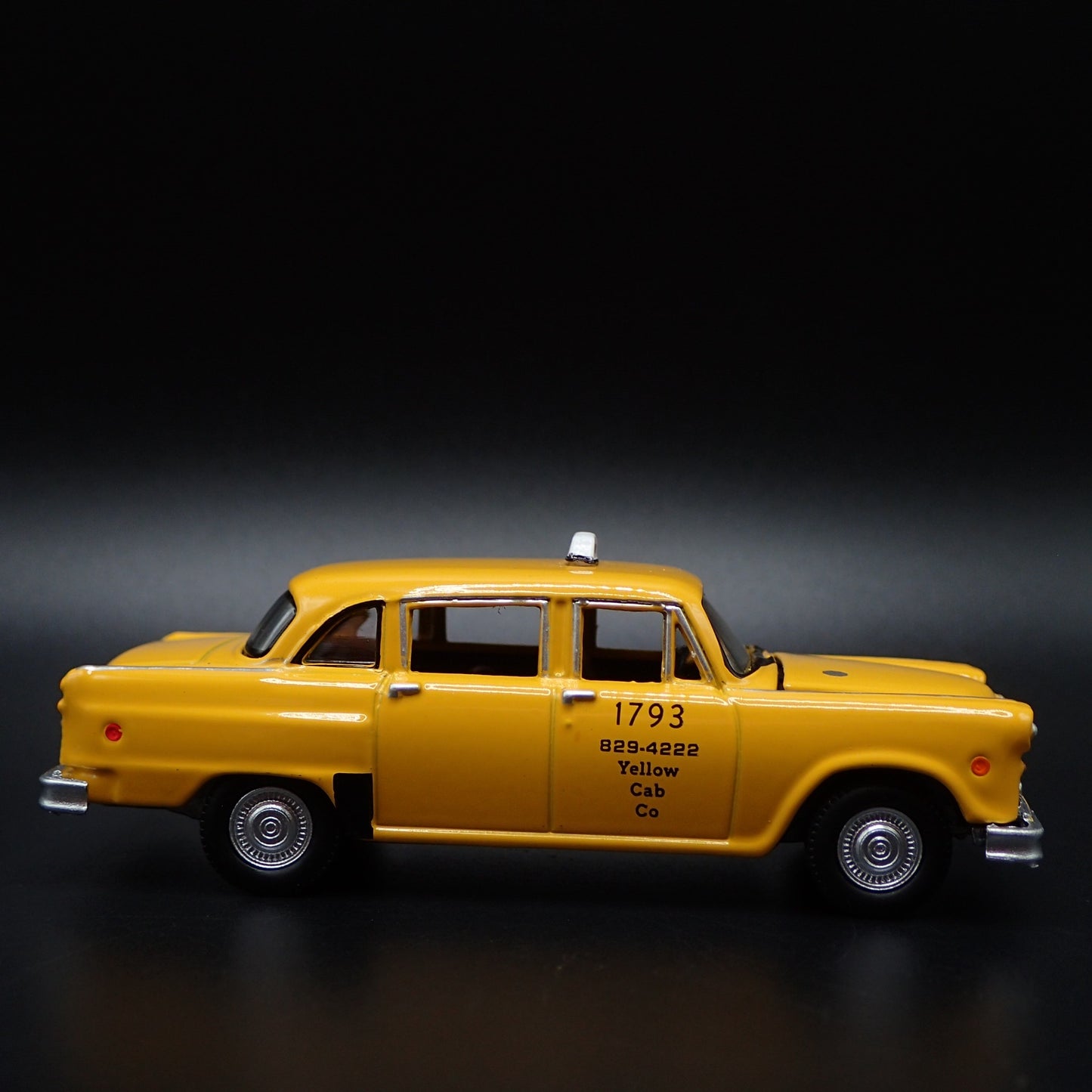 1980 80 CHECKER TAXI YELLOW CAB CO 1:64 SCALE COLLECTIBLE DIECAST MODEL CAR