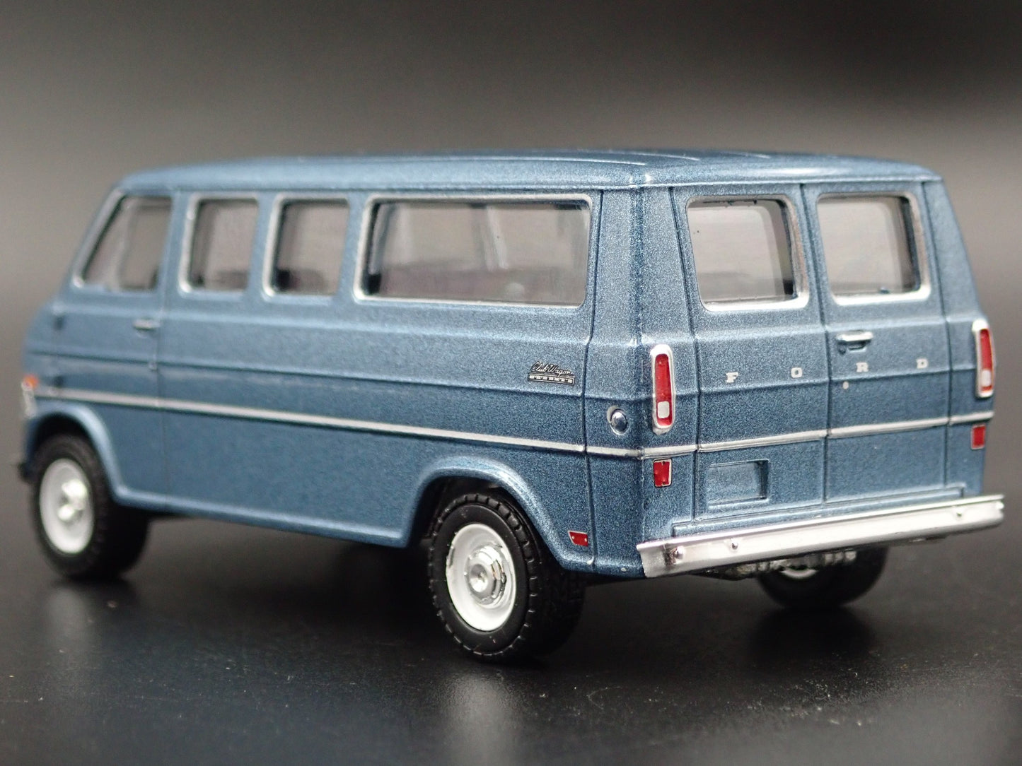 1969 69 FORD CLUB WAGON VAN SHUTTLE GLOBAL AIRLINES 1:64 SCALE DIECAST MODEL CAR