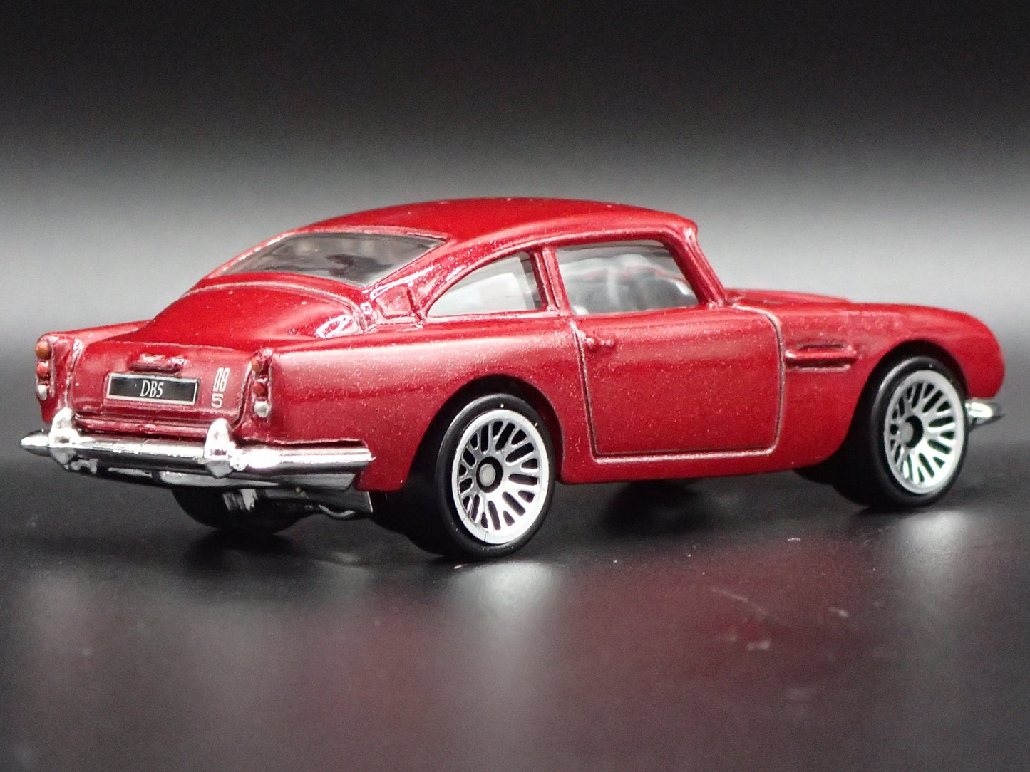 1963-1965 ASTON MARTIN DB5 1/64 SCALE COLLECTIBLE DIORAMA DIECAST MODEL CAR
