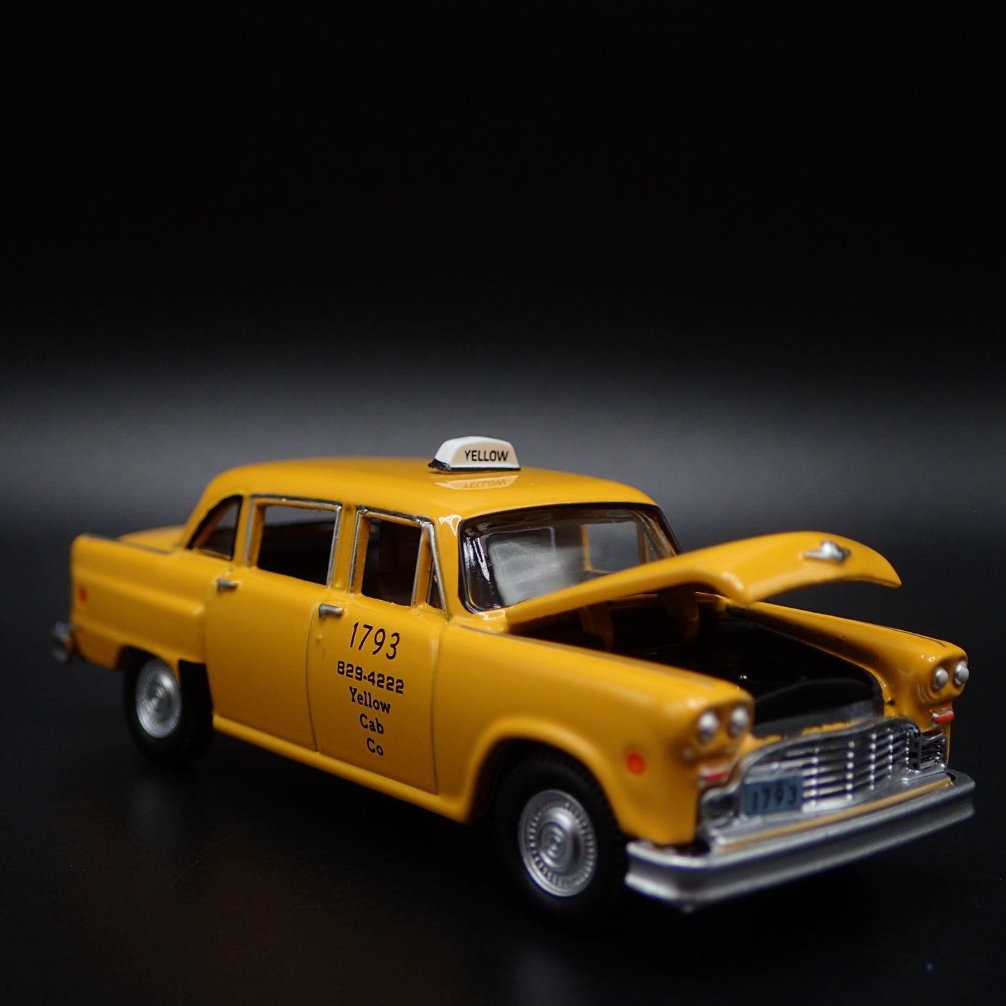 1980 80 CHECKER TAXI YELLOW CAB CO 1:64 SCALE COLLECTIBLE DIECAST MODEL CAR