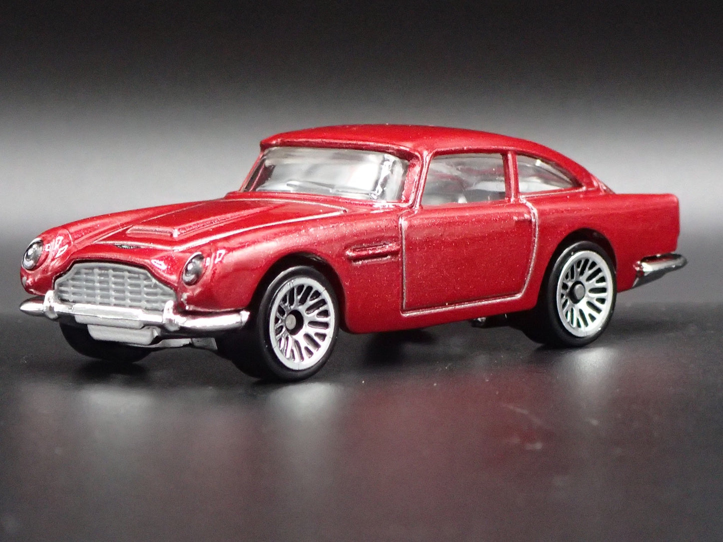 1963-1965 ASTON MARTIN DB5 1/64 SCALE COLLECTIBLE DIORAMA DIECAST MODEL CAR