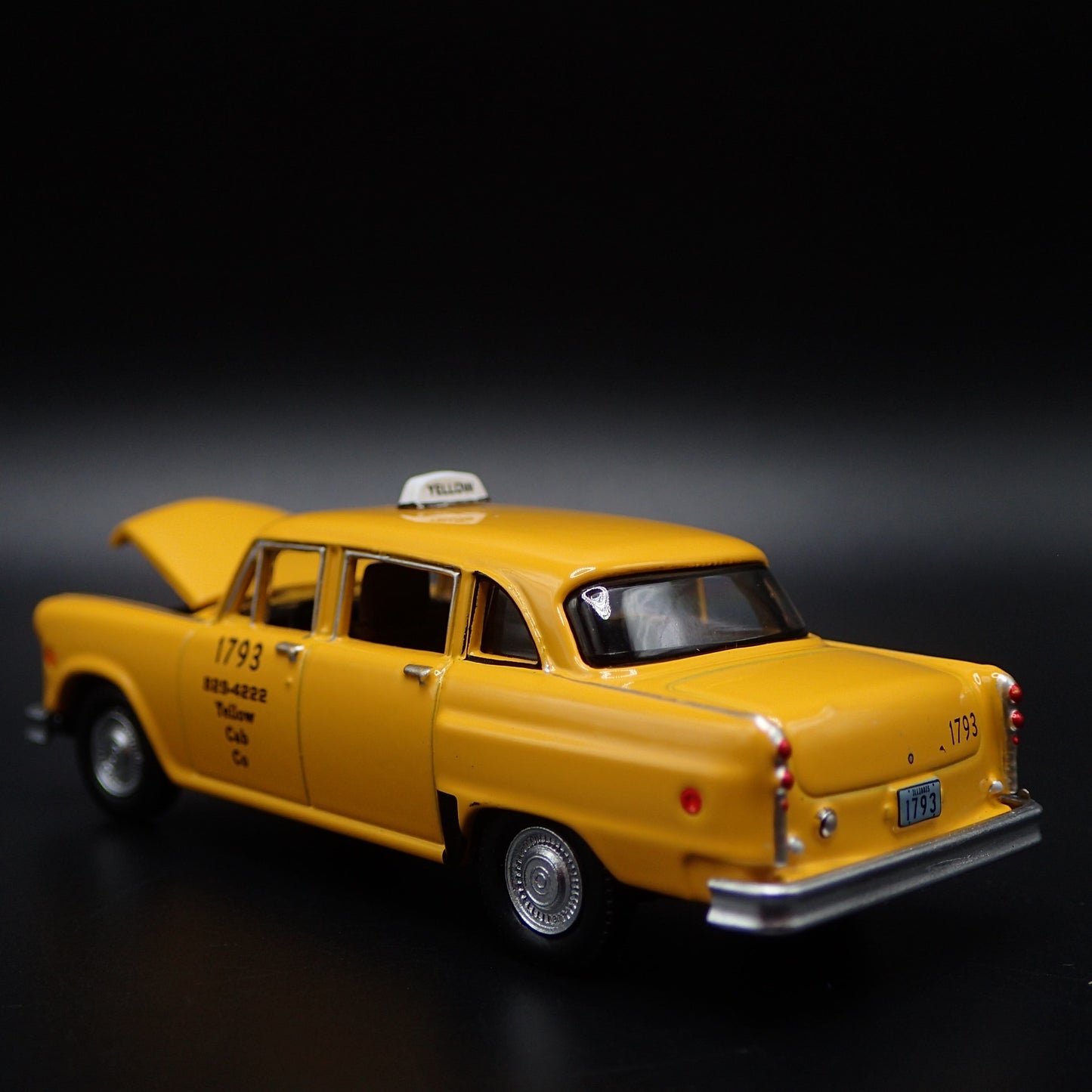 1980 80 CHECKER TAXI YELLOW CAB CO 1:64 SCALE COLLECTIBLE DIECAST MODEL CAR