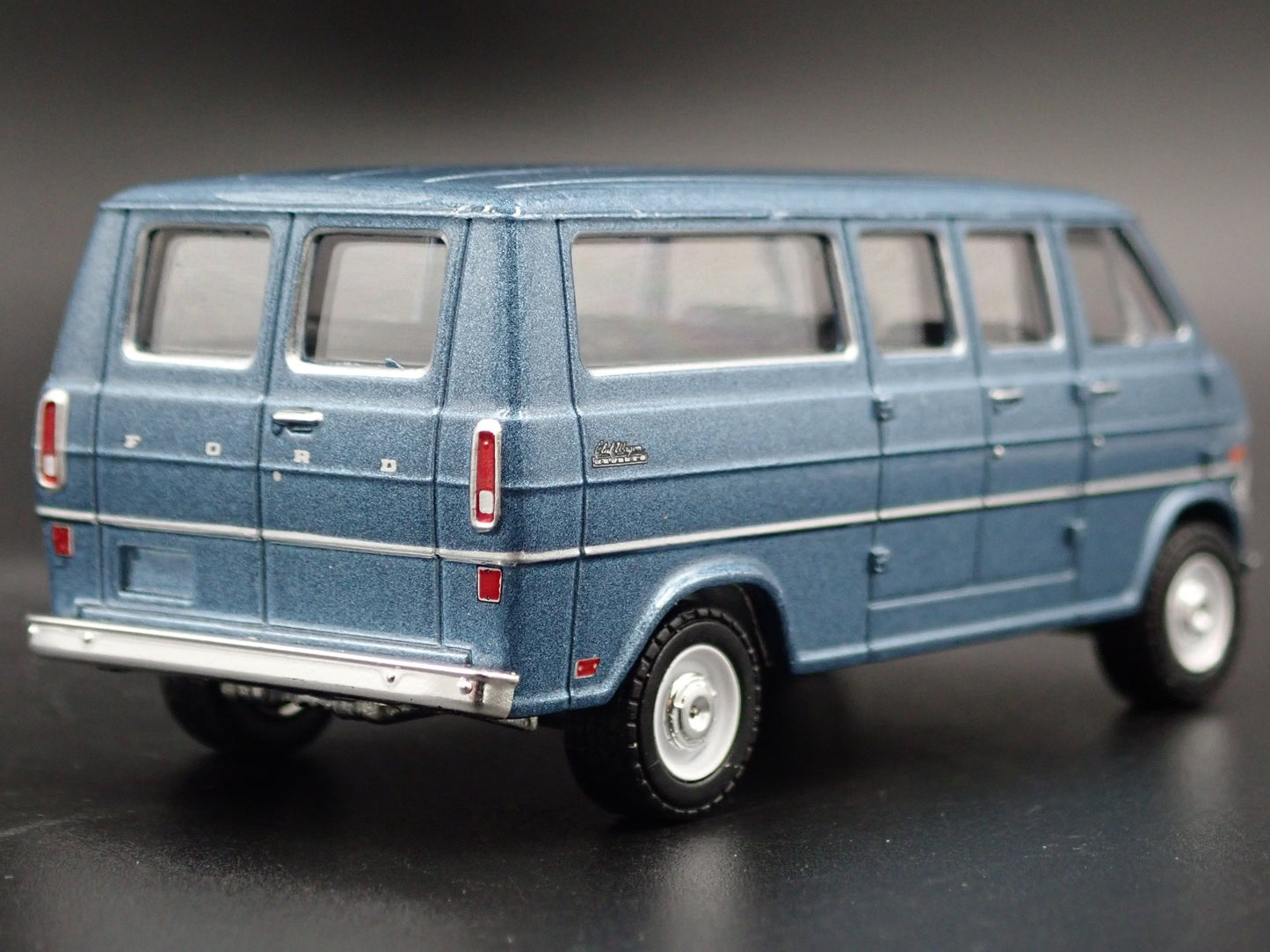 1969 69 FORD CLUB WAGON VAN SHUTTLE GLOBAL AIRLINES 1:64 SCALE DIECAST MODEL CAR
