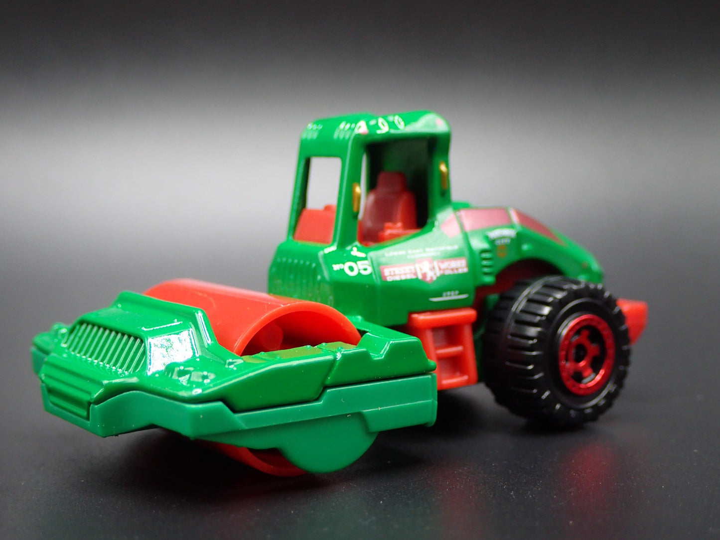 CONSTRUCTION ROAD ROLLER GREEN 1:64 SCALE COLLECTIBLE DIORAMA DIECAST MODEL CAR