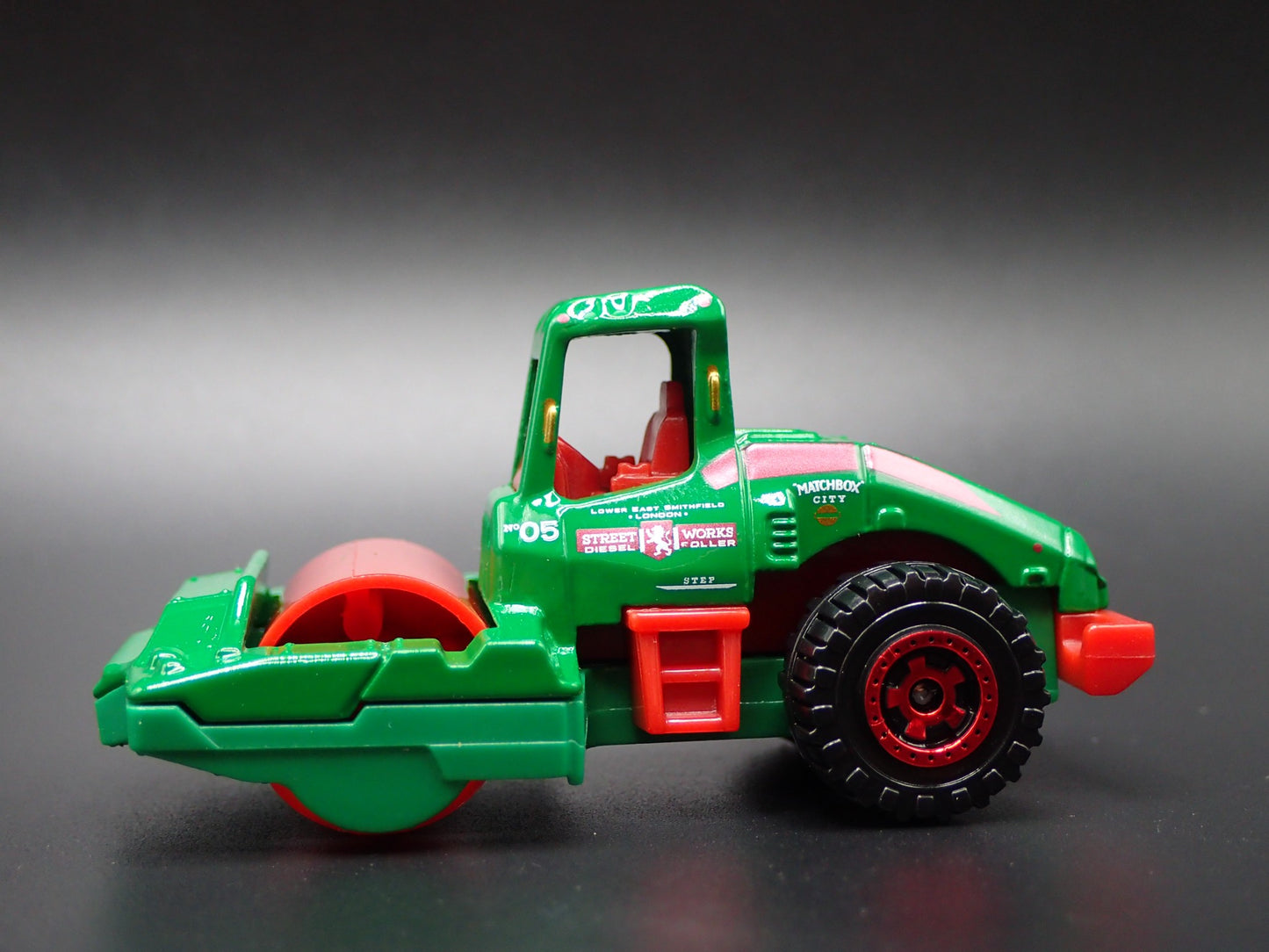 CONSTRUCTION ROAD ROLLER GREEN 1:64 SCALE COLLECTIBLE DIORAMA DIECAST MODEL CAR