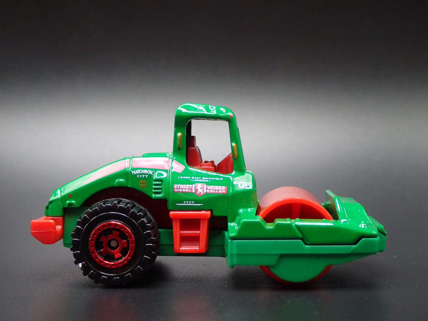 CONSTRUCTION ROAD ROLLER GREEN 1:64 SCALE COLLECTIBLE DIORAMA DIECAST MODEL CAR