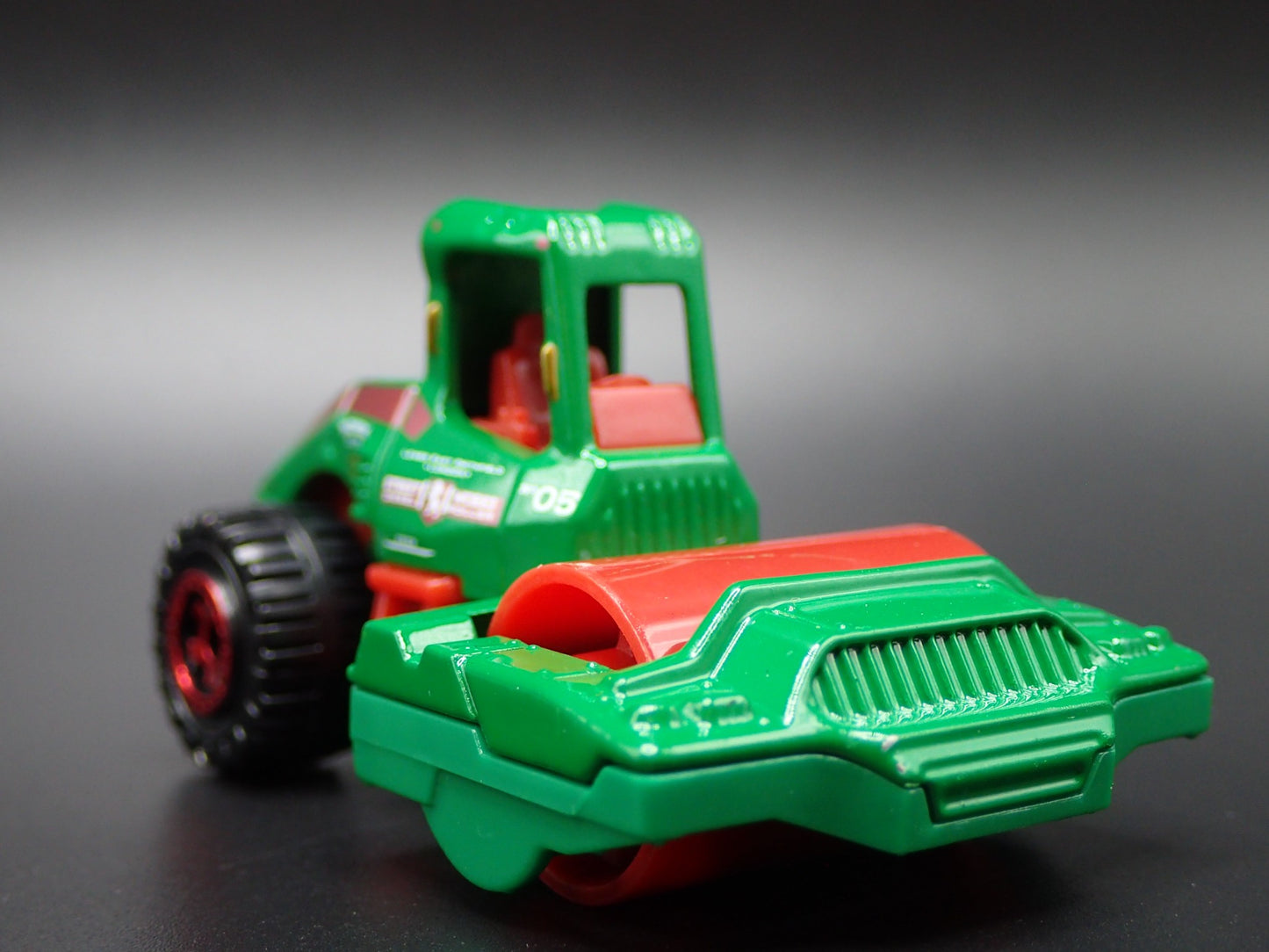 CONSTRUCTION ROAD ROLLER GREEN 1:64 SCALE COLLECTIBLE DIORAMA DIECAST MODEL CAR