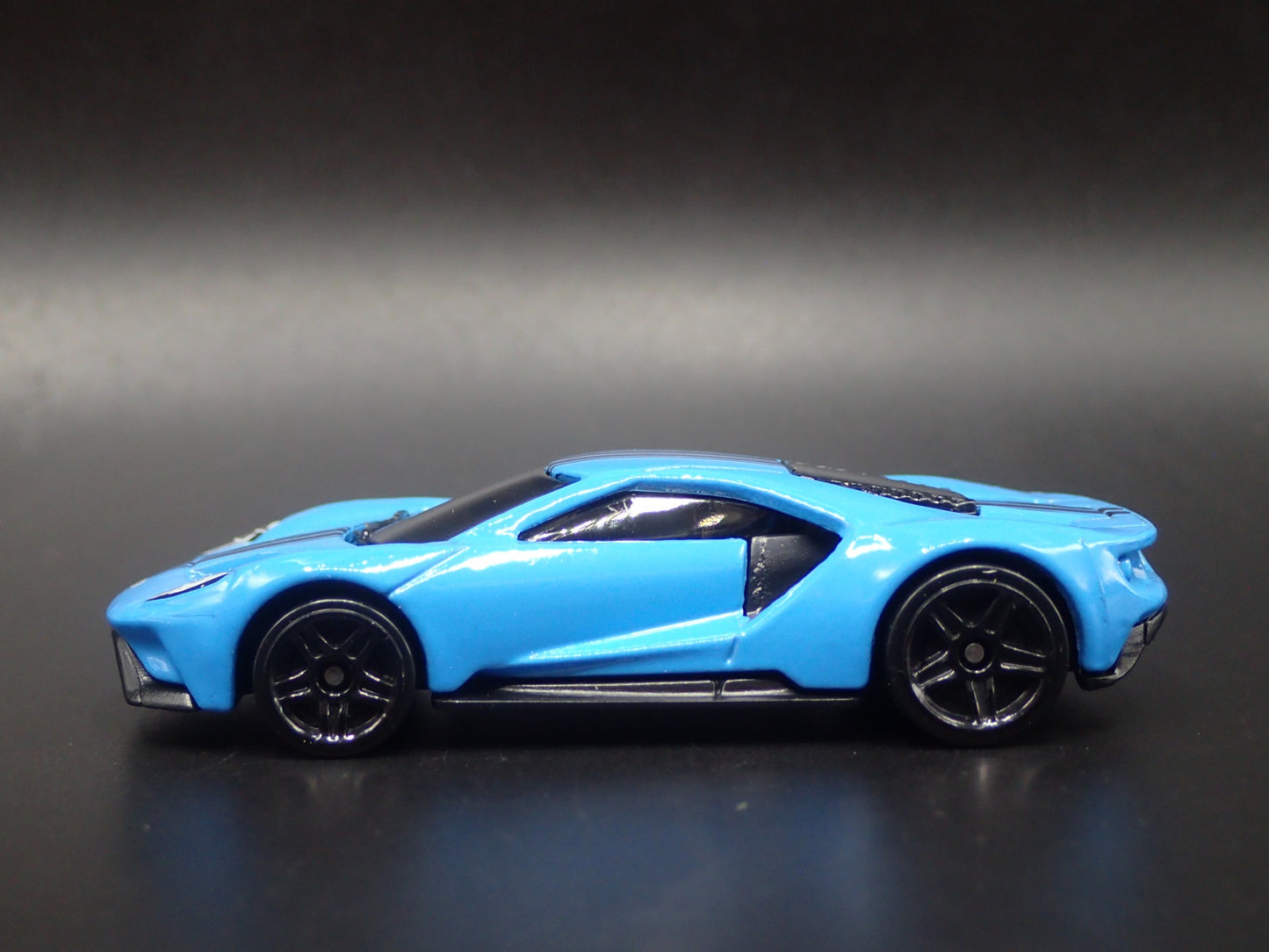 2017-2022 FORD GT SUPERCAR BLUE 1:64 SCALE COLLECTIBLE DIORAMA DIECAST MODEL CAR