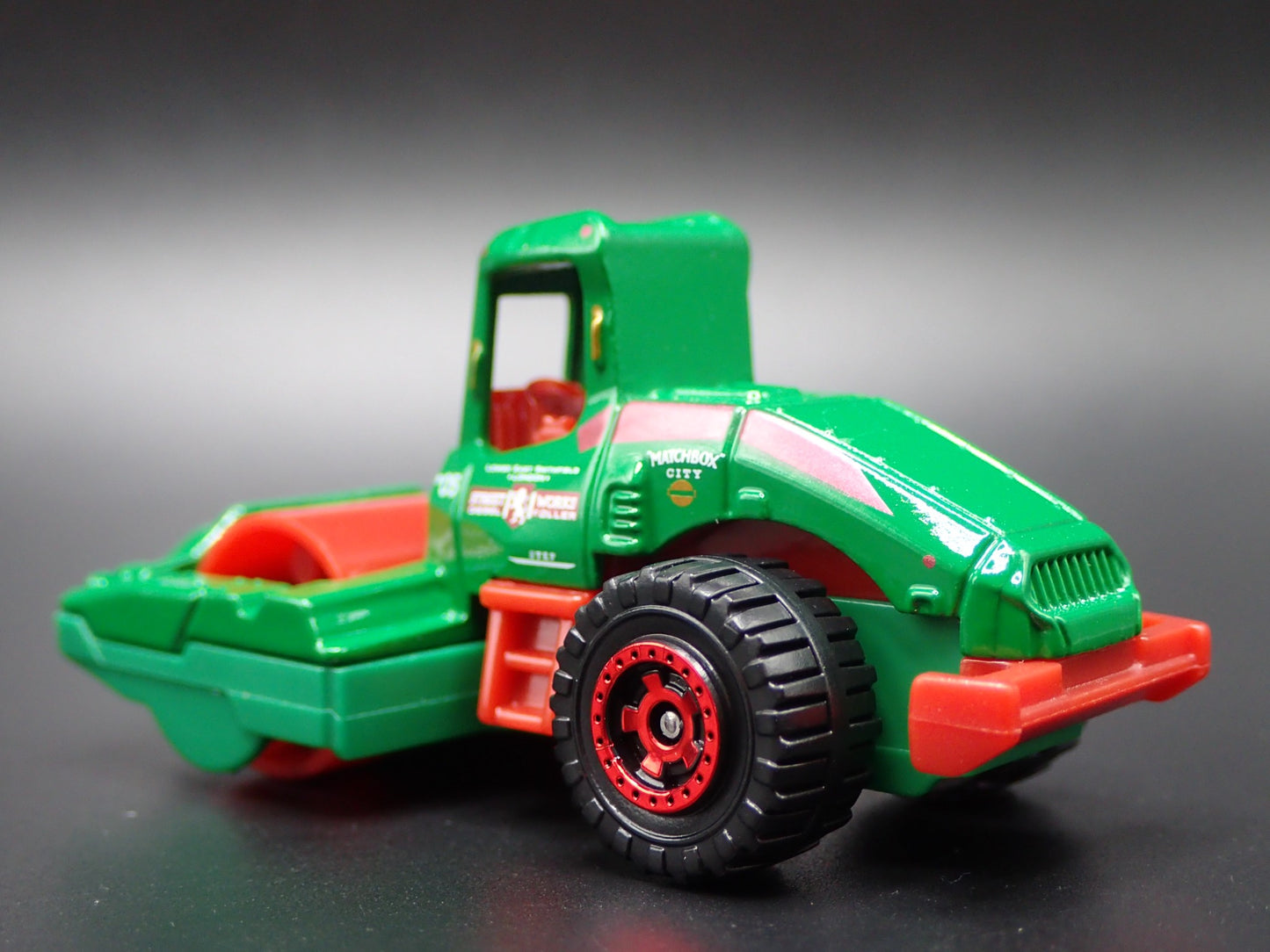 CONSTRUCTION ROAD ROLLER GREEN 1:64 SCALE COLLECTIBLE DIORAMA DIECAST MODEL CAR