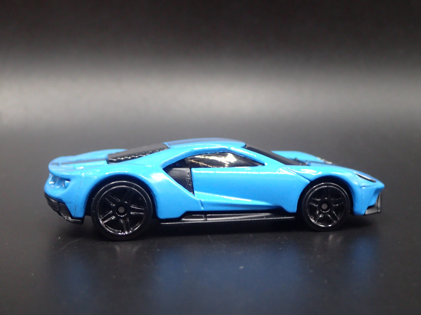 2017-2022 FORD GT SUPERCAR BLUE 1:64 SCALE COLLECTIBLE DIORAMA DIECAST MODEL CAR